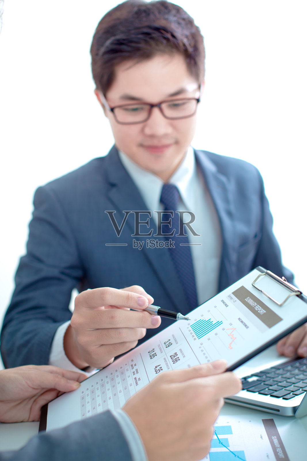 两个商人一边看报告一边进行讨论照片摄影图片