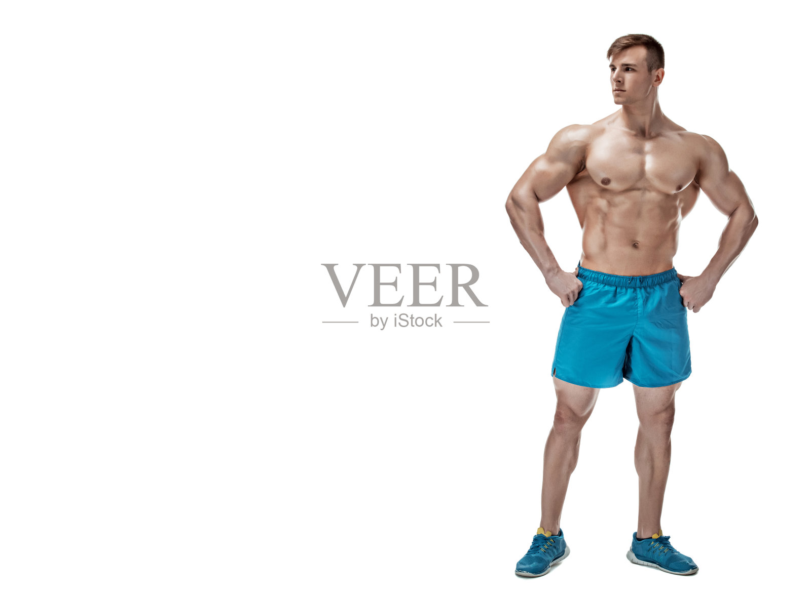 肌肉男在工作室摆姿势的照片照片摄影图片