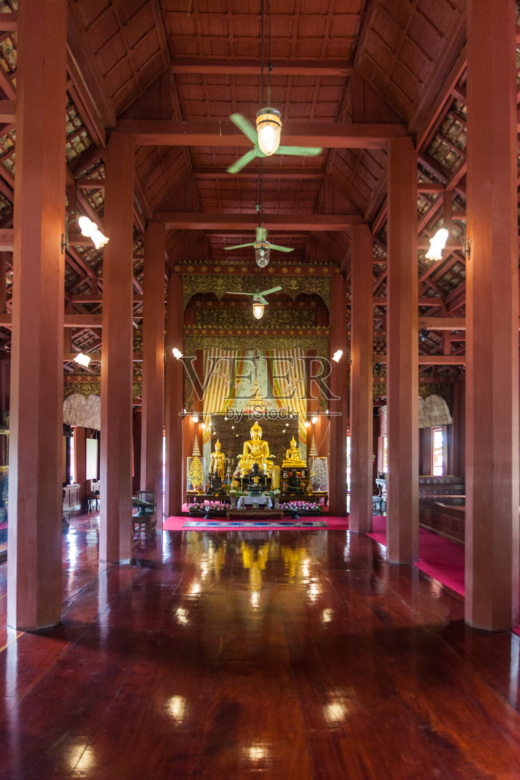 金佛雕像在木制的寺庙照片摄影图片