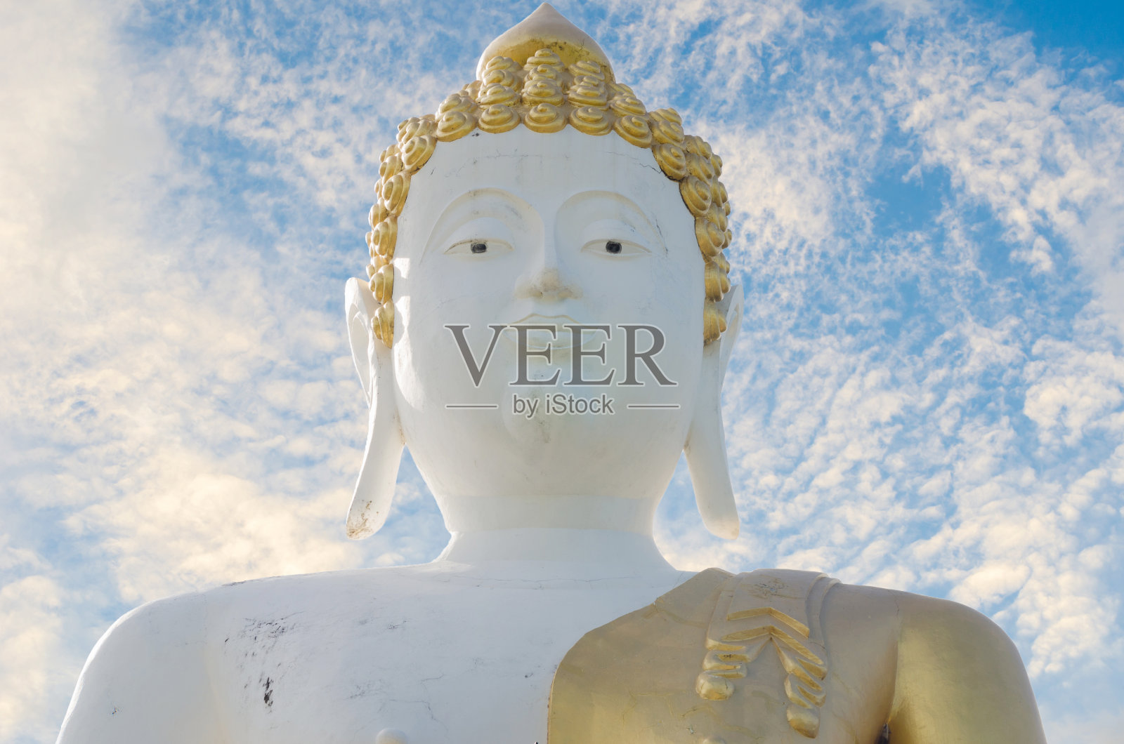 蓝天上的大白佛像，公共场所照片摄影图片