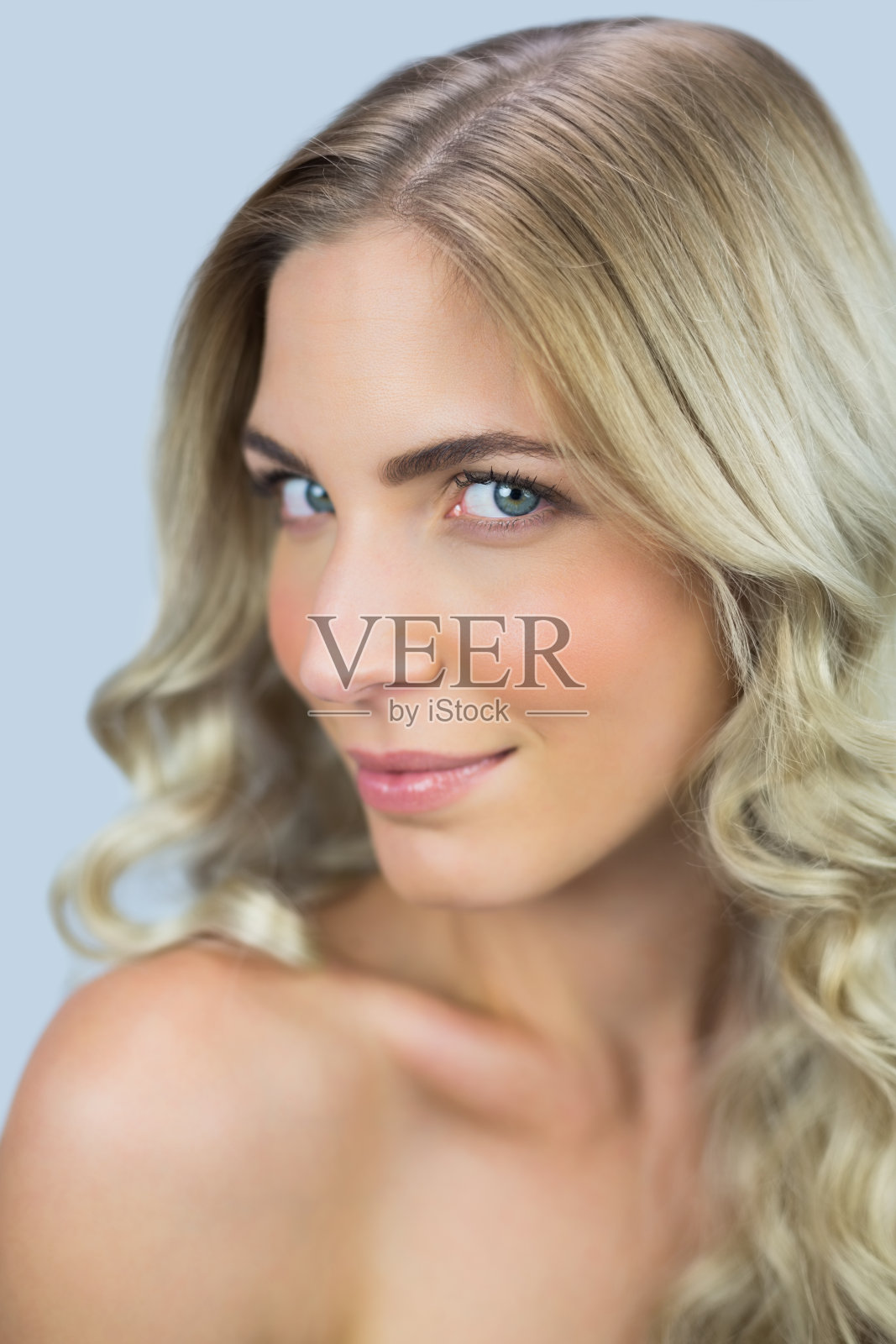 内容自然金发模特摆姿势照片摄影图片