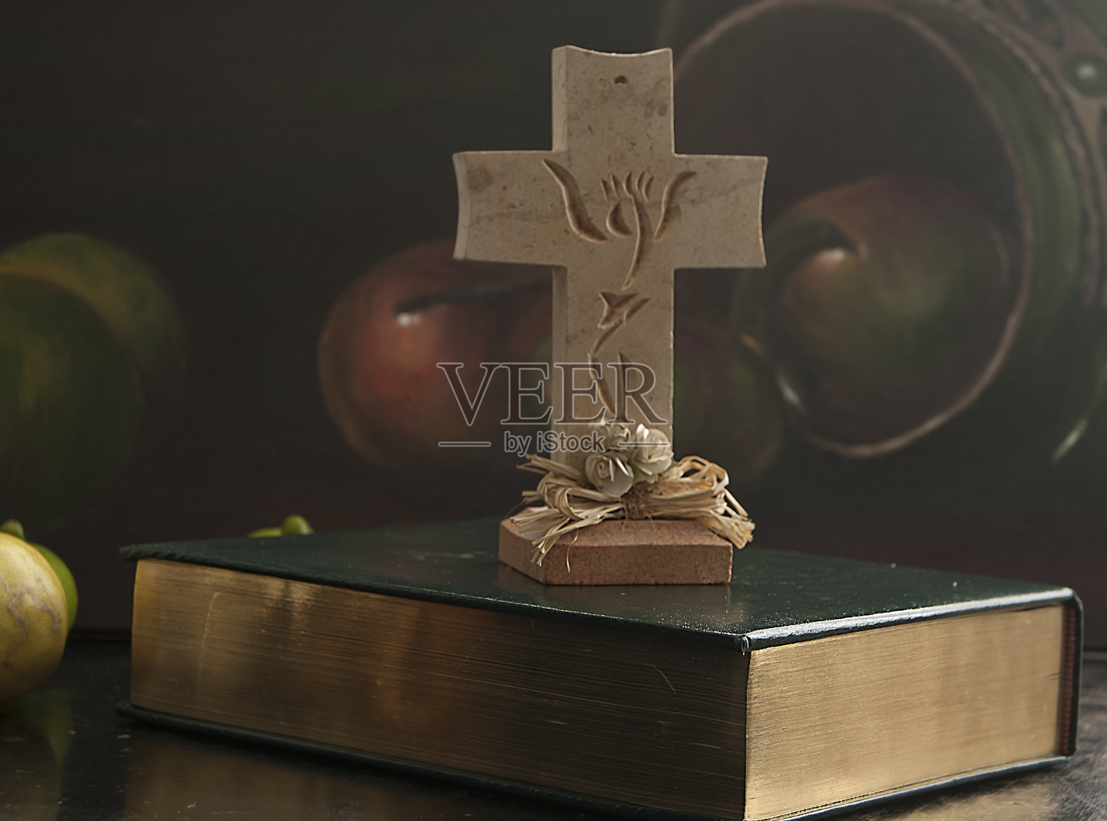 基督十字架书照片摄影图片