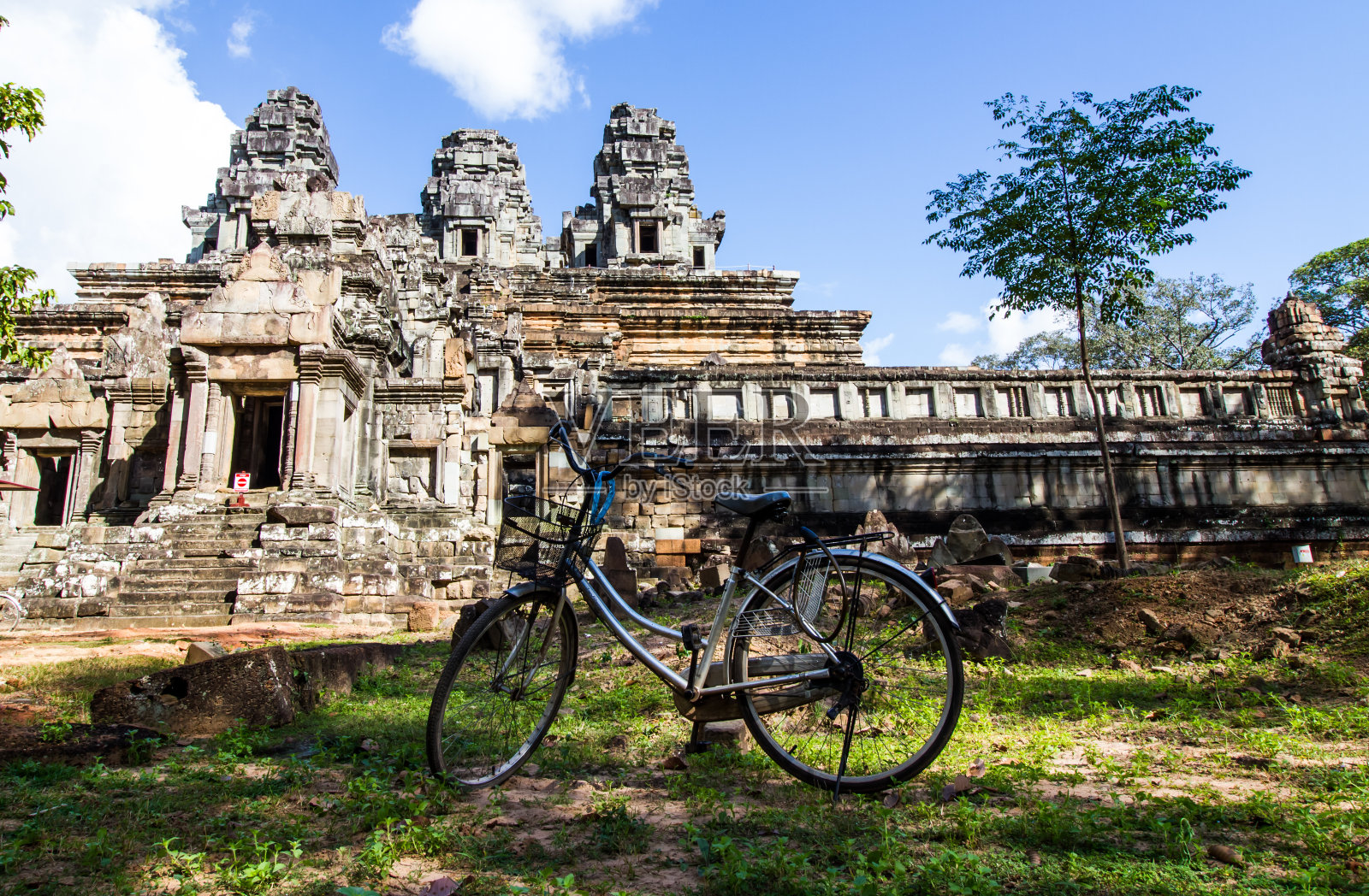 吴哥窟自行车之旅。照片摄影图片