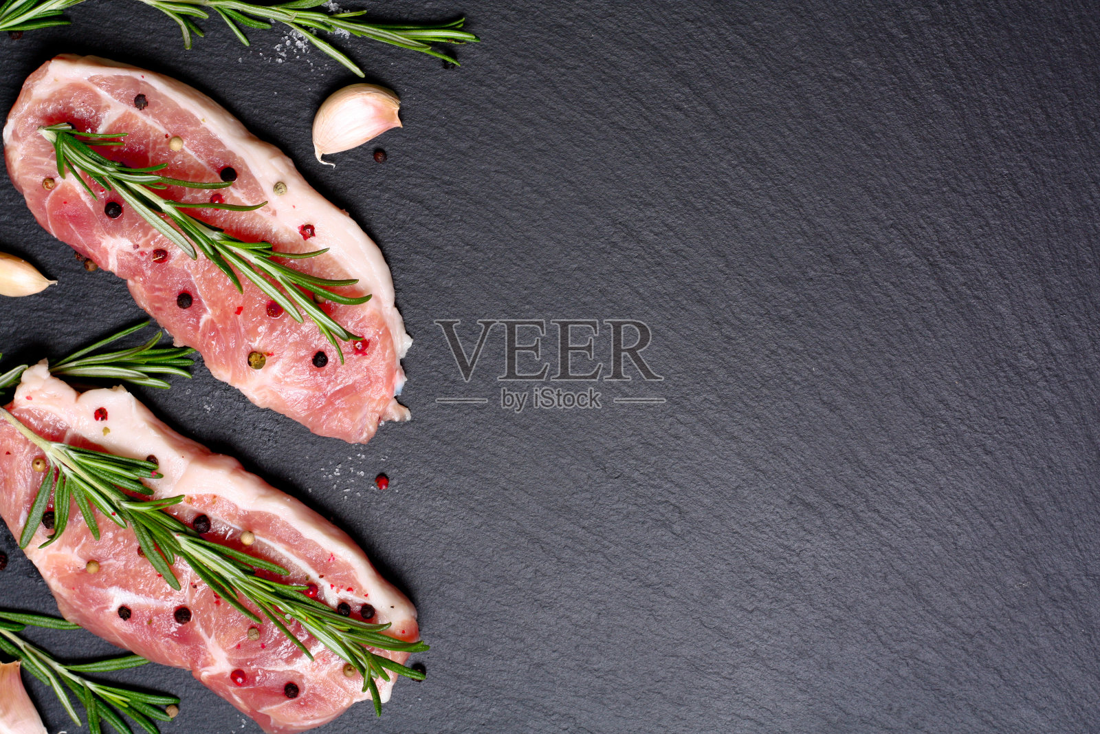 新鲜的生肉加上迷迭香和胡椒照片摄影图片