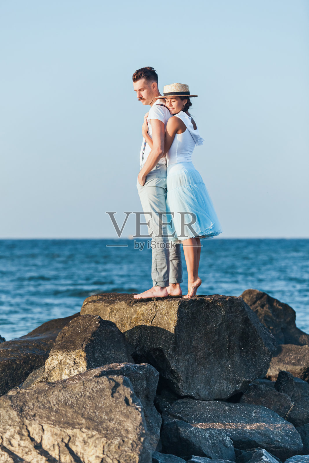 快乐的年轻浪漫的情侣在沙滩上放松和观看照片摄影图片