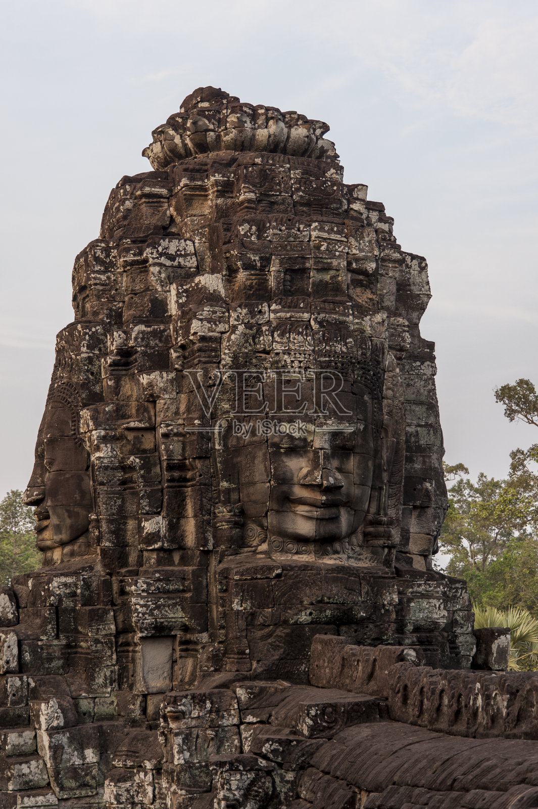柬埔寨古代石庙上的大面孔。照片摄影图片