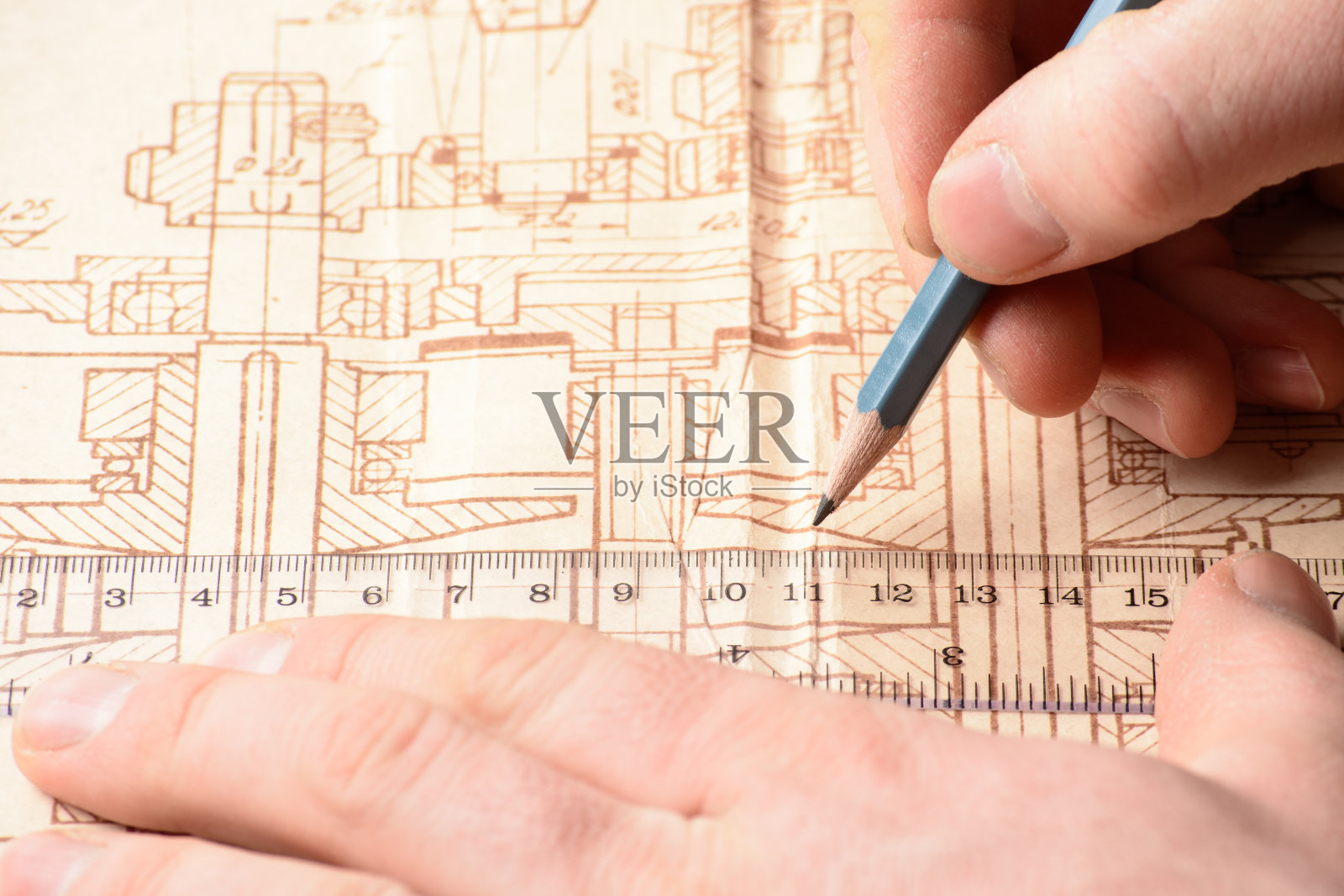 男人的手拿着铅笔在画上照片摄影图片