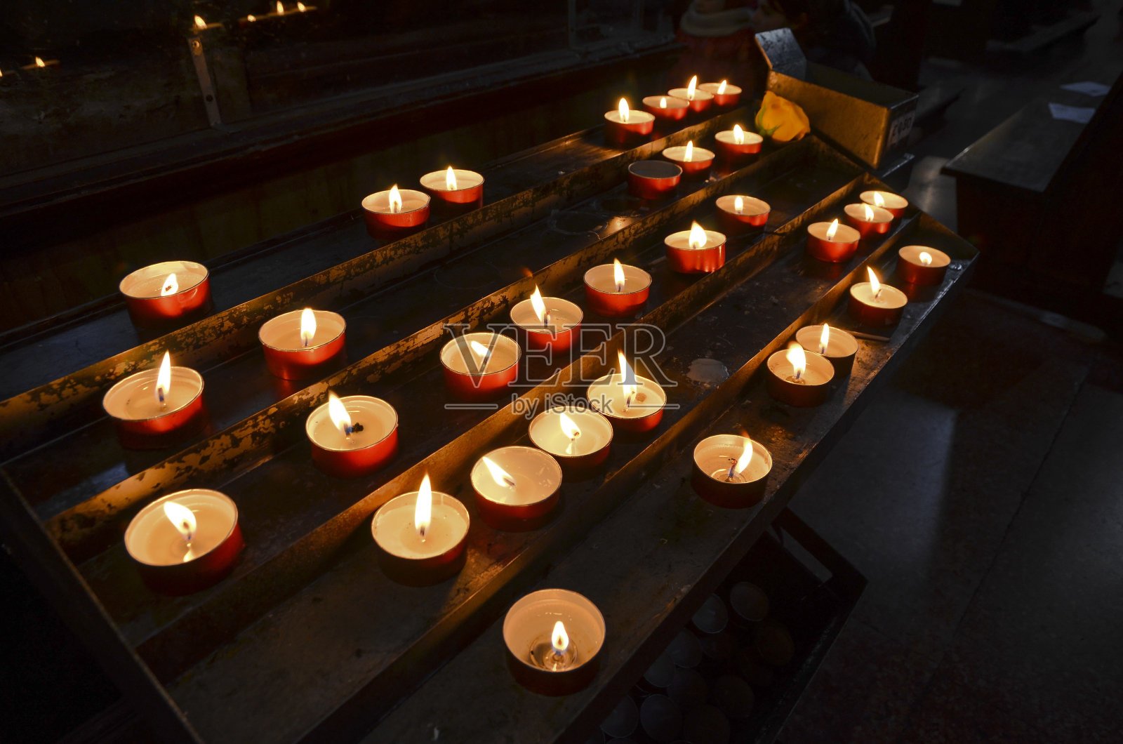 教堂蜡烛灯照片摄影图片