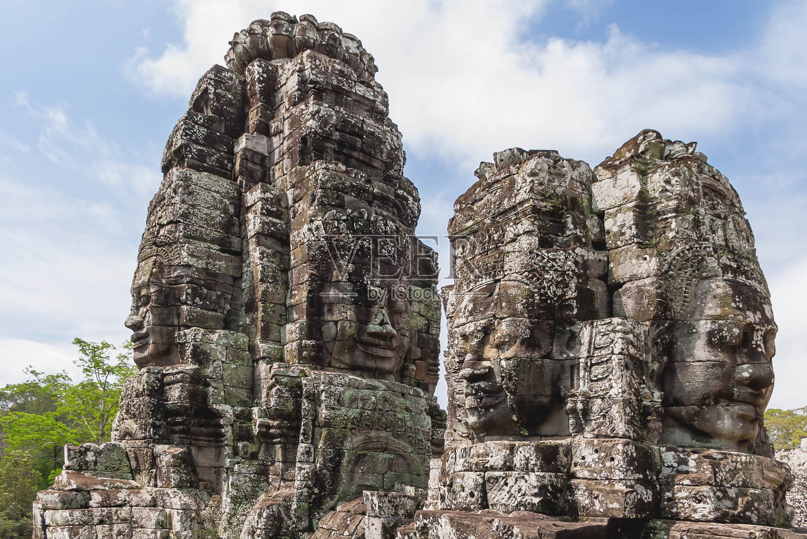 在柬埔寨吴哥窟，寺庙群中有面塔照片摄影图片