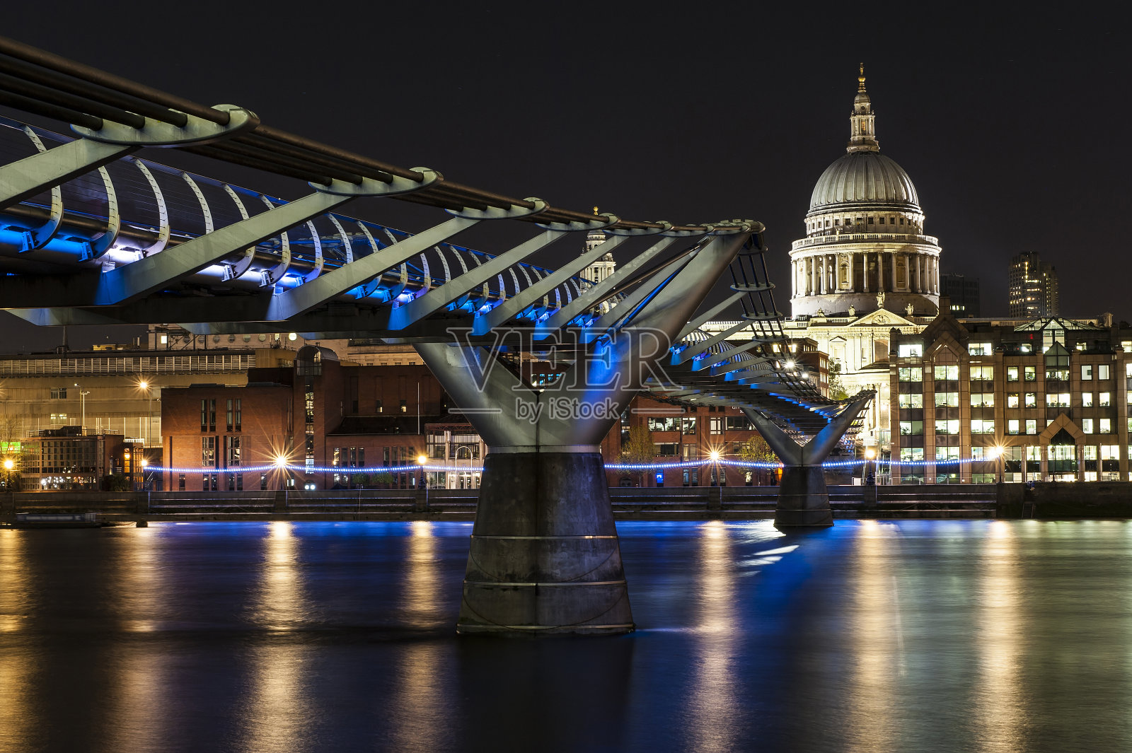 圣保罗大教堂和伦敦千禧桥照片摄影图片