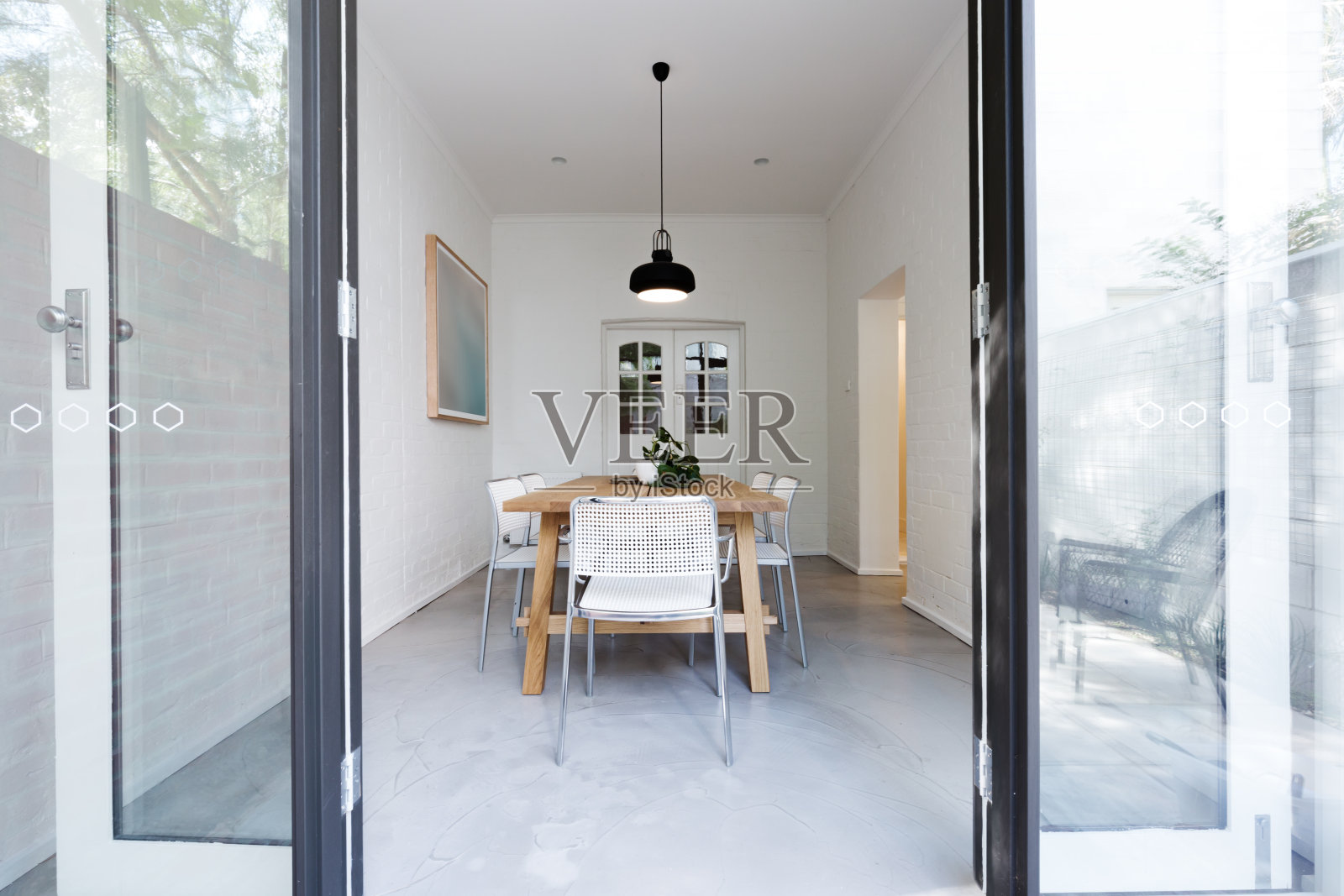 透过法式门，可以看到当代餐厅照片摄影图片