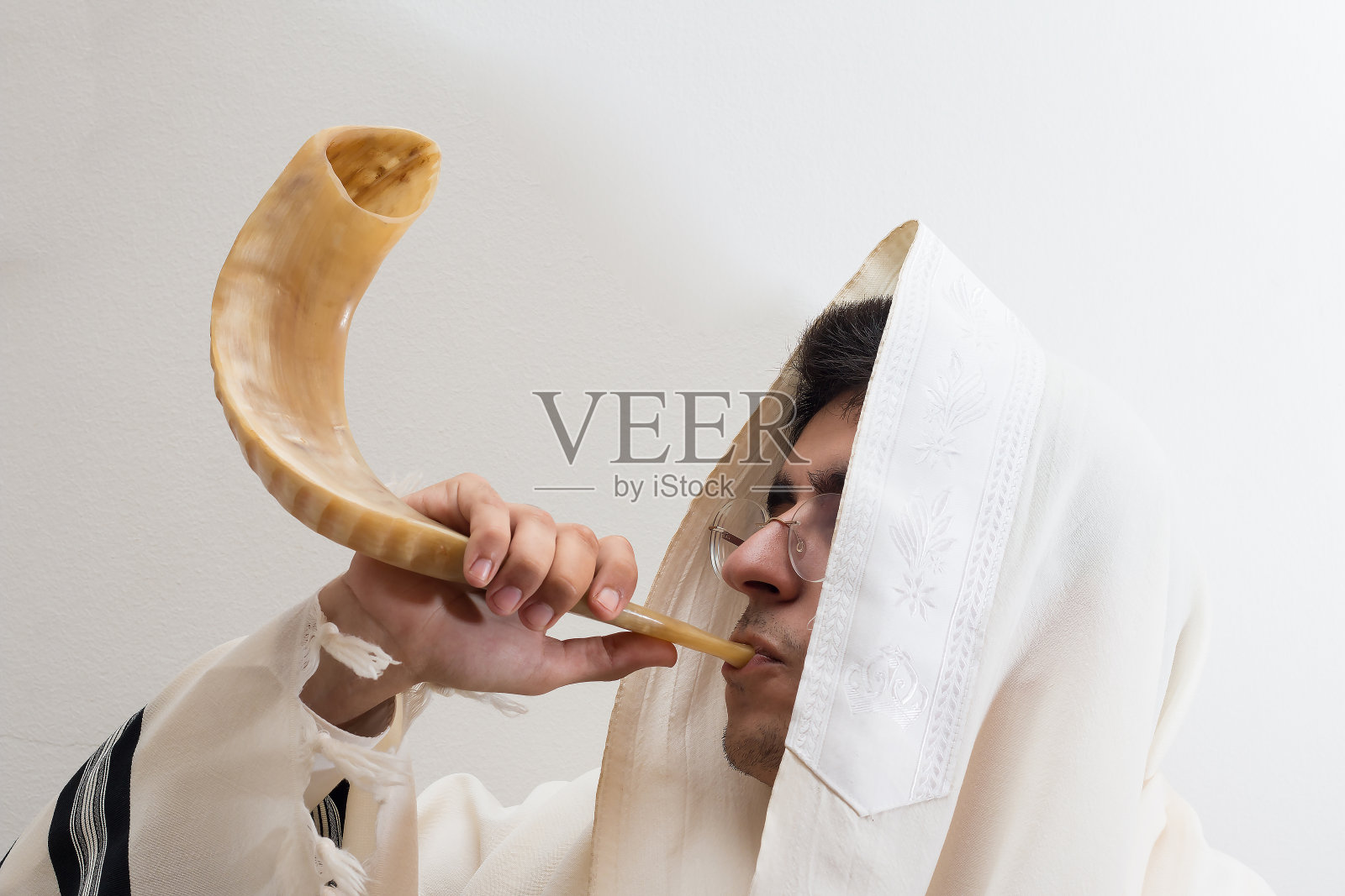 人吹羊角号照片摄影图片