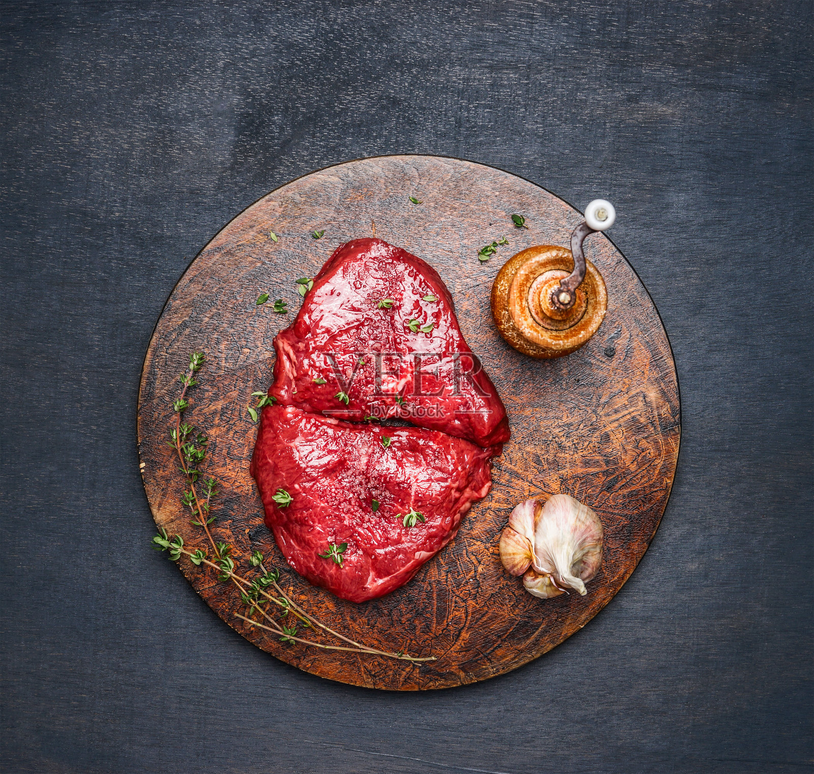 新鲜的肉排和原料放在圆切板上照片摄影图片