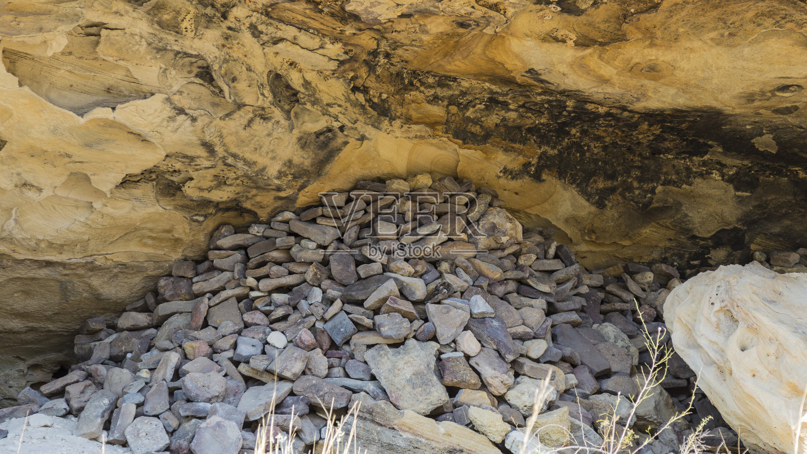岩石掩埋在马达加斯加的一个山洞里照片摄影图片