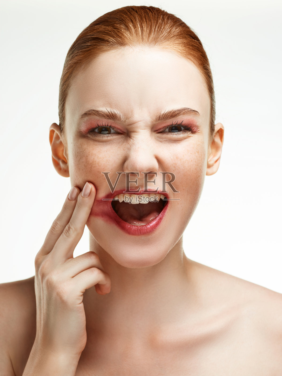 情感美肖像红发女孩。照片摄影图片