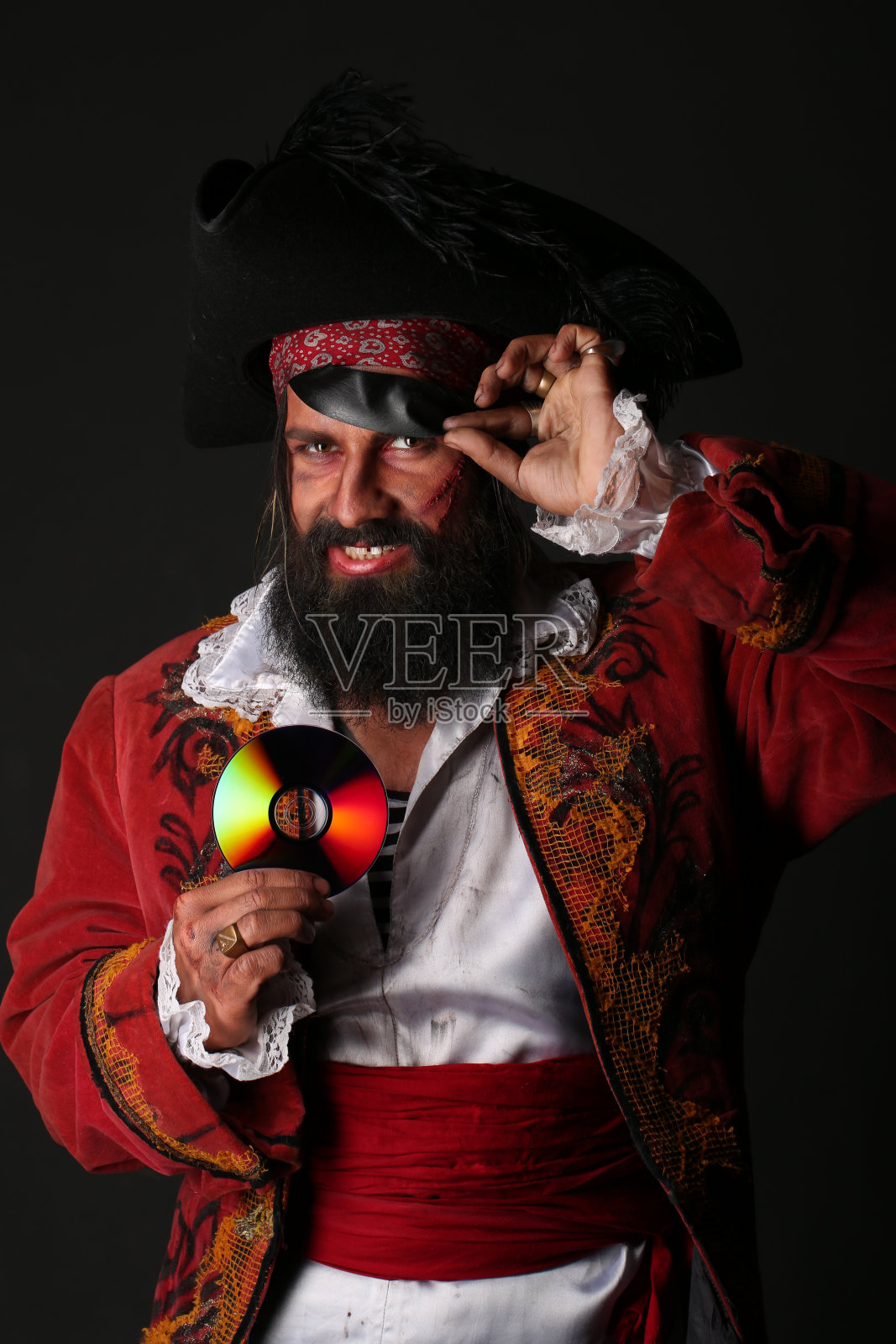 一个穿着海盗服装的英俊男子的肖像照片摄影图片