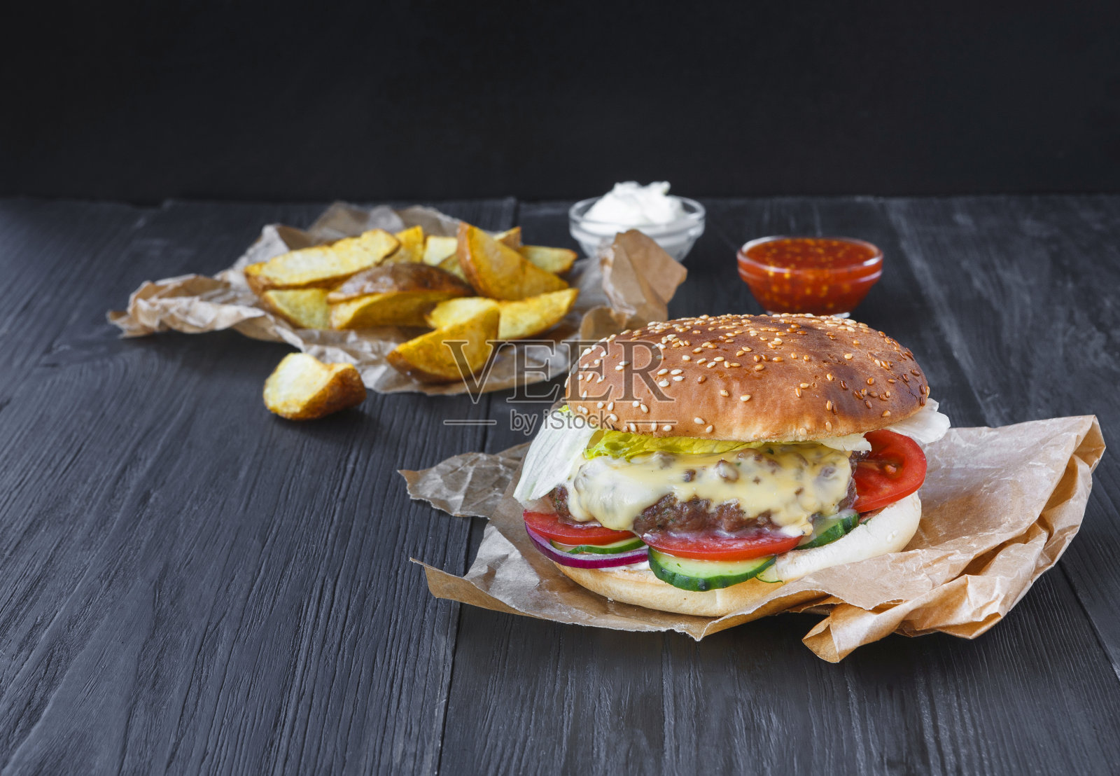 快餐店的菜。汉堡包和薯条照片摄影图片