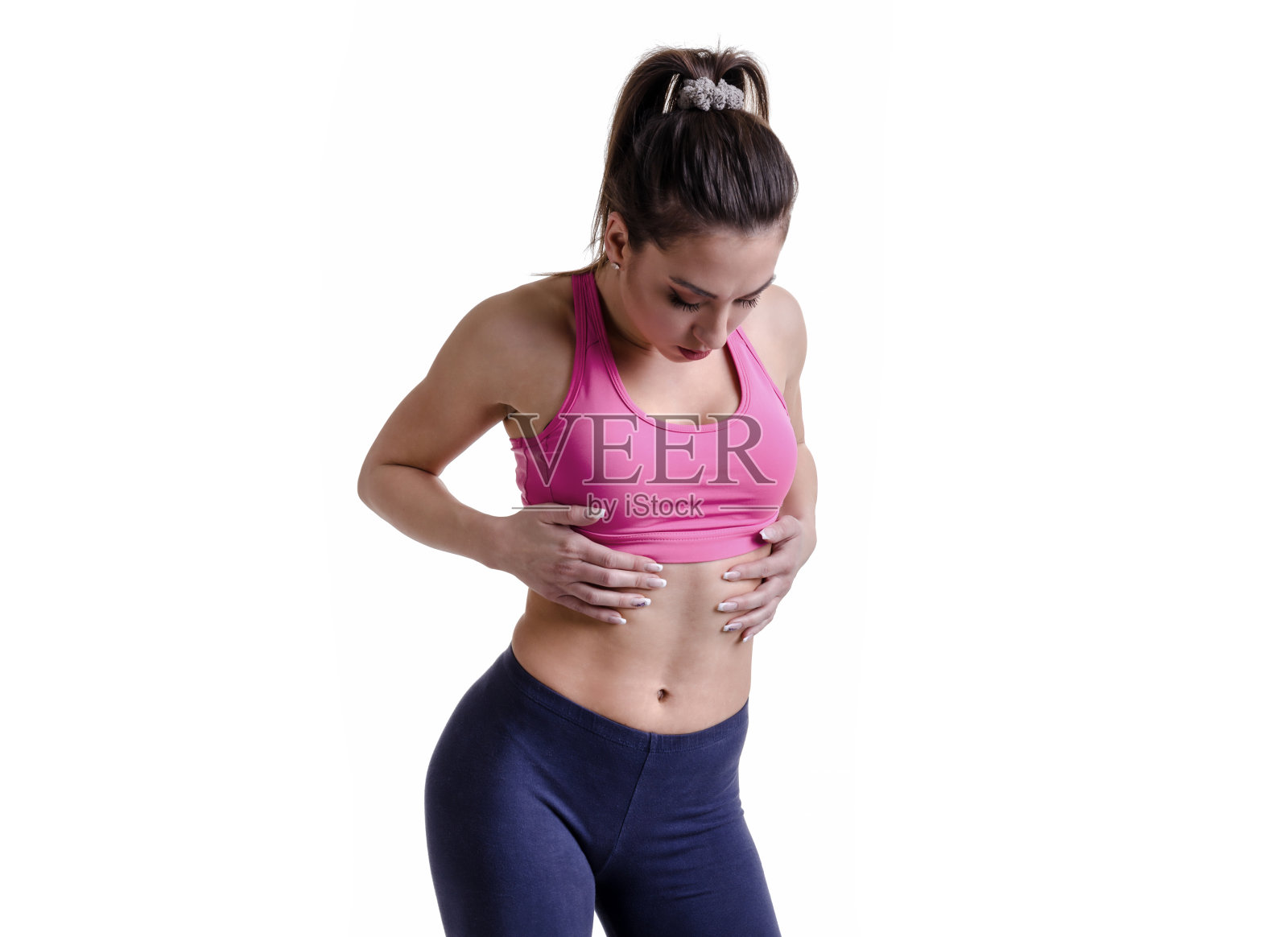 健康美丽的年轻女孩触摸她的身体和看照片摄影图片