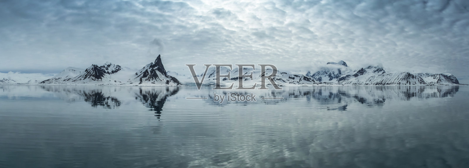 斯匹次卑尔根群岛南部的北极之春。照片摄影图片