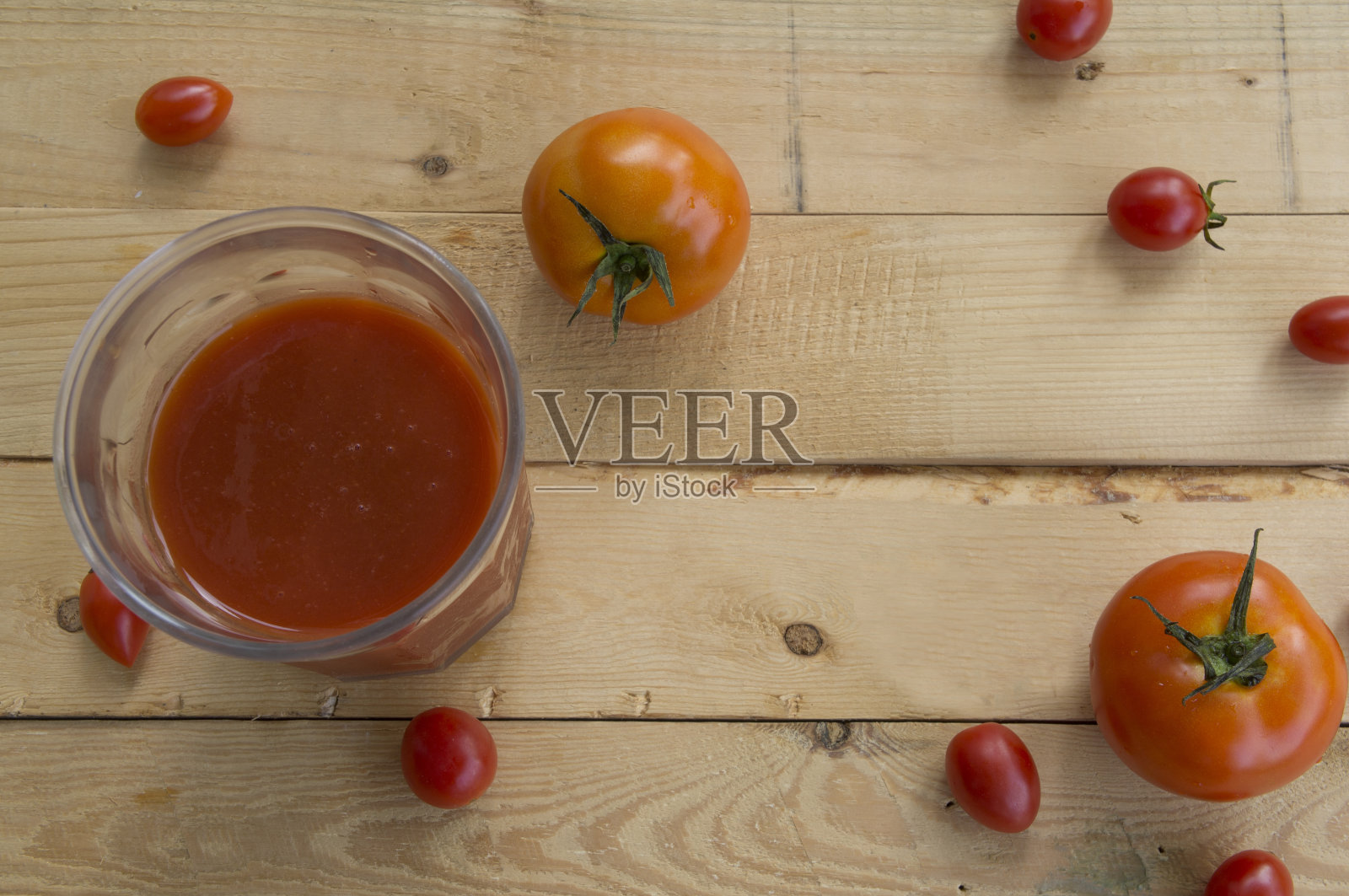 新鲜的番茄汁放在木桌上照片摄影图片