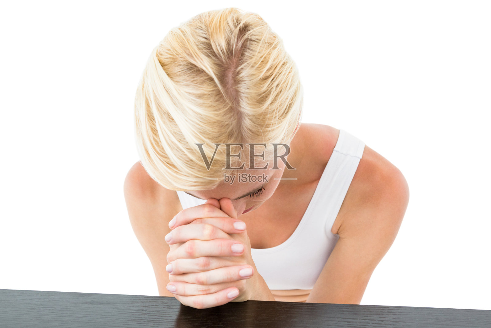 漂亮的金发女人在祈祷照片摄影图片