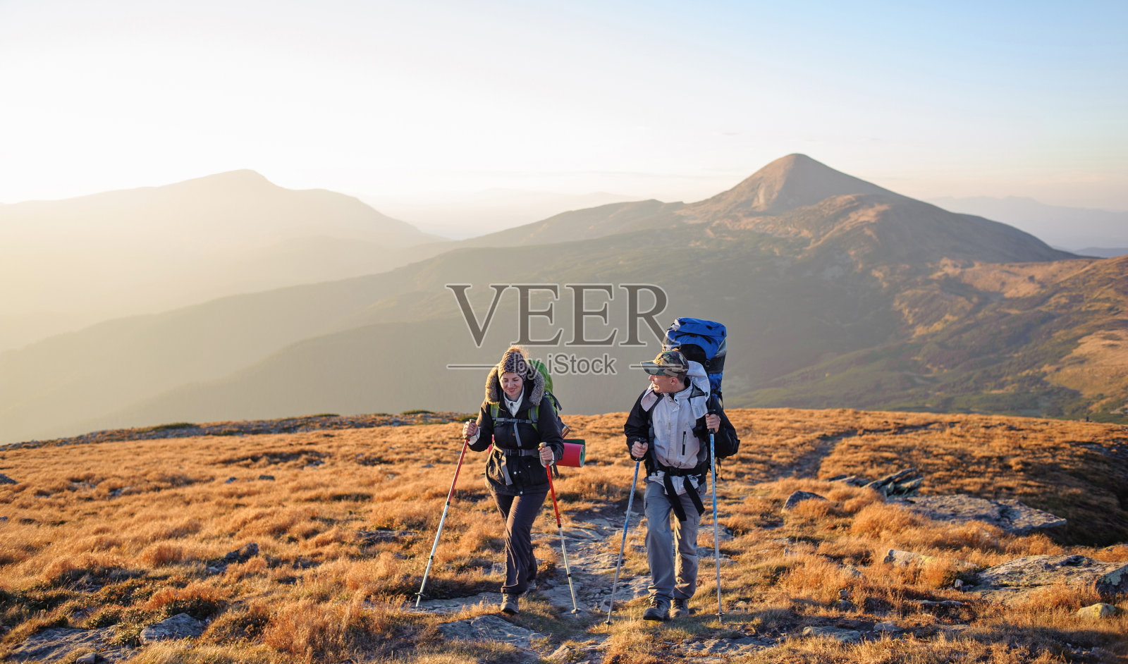 一对在喀尔巴阡山脉背着背包的徒步旅行者照片摄影图片