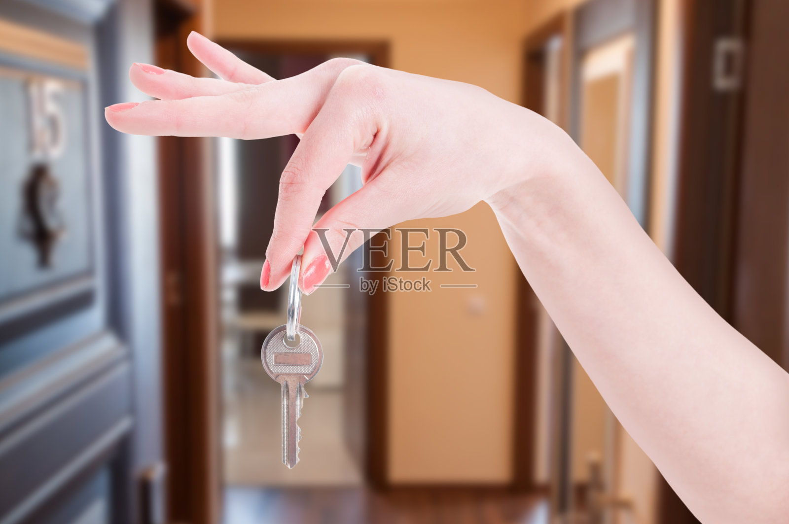 公寓钥匙在女人手里照片摄影图片