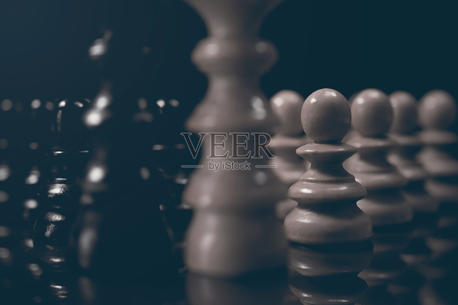 政治对话。危险的象棋游戏。利益冲突。照片摄影图片