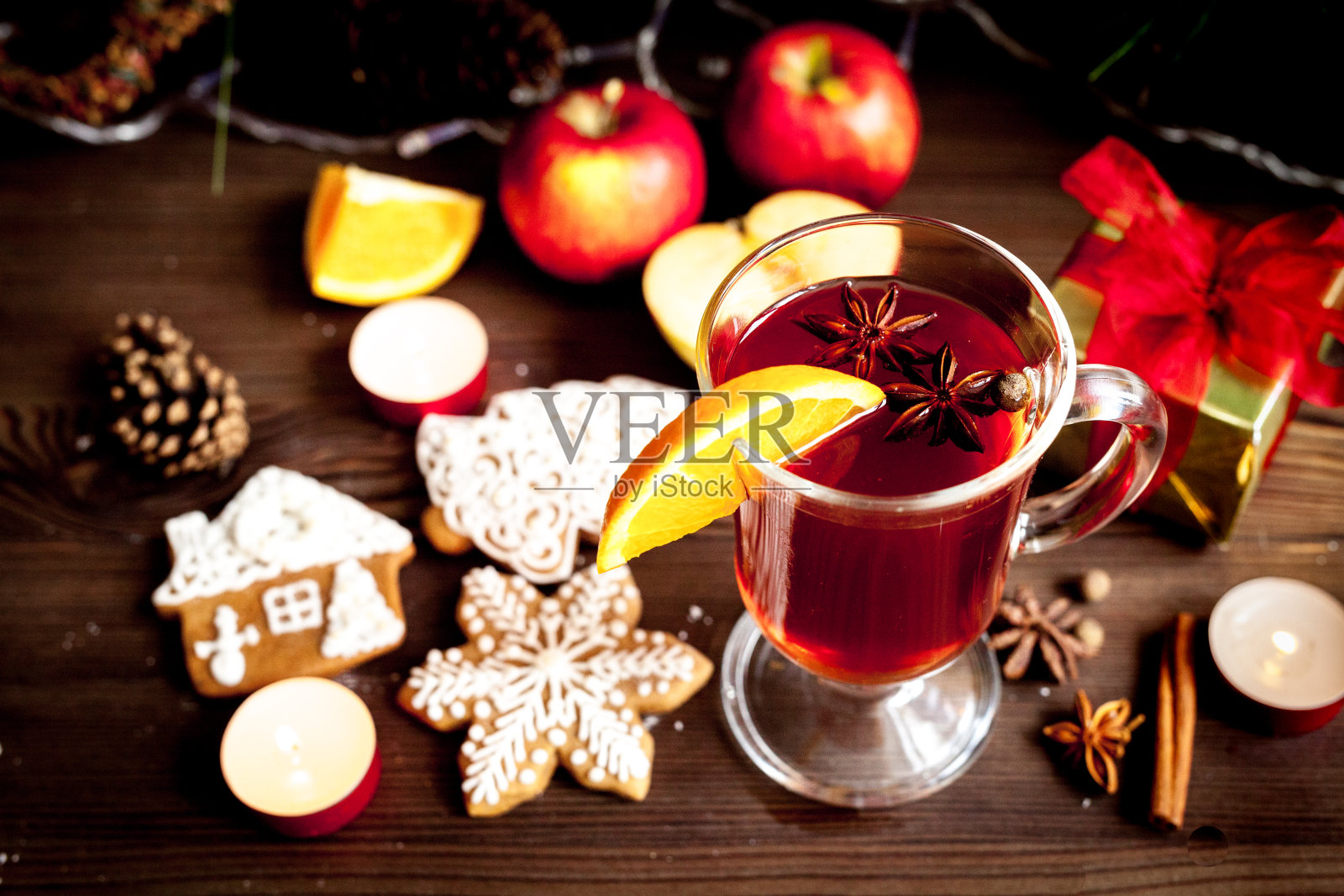 杯与圣诞热葡萄酒木制背景照片摄影图片