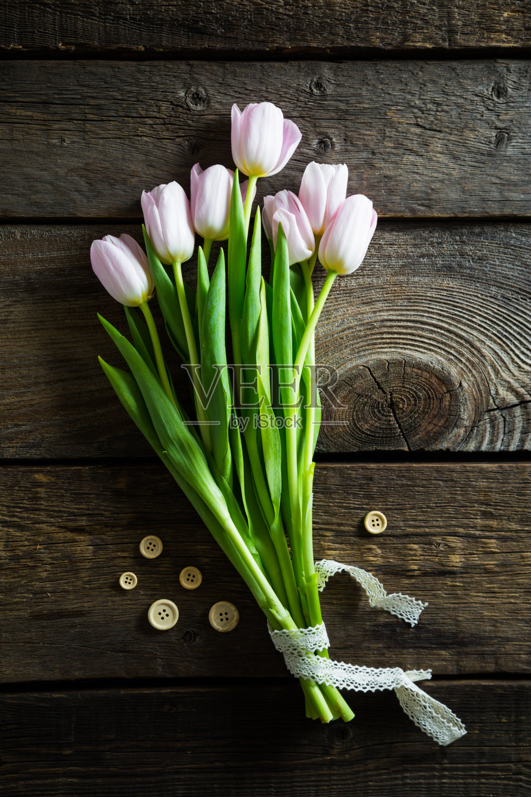 木桌上放着粉红色的郁金香照片摄影图片