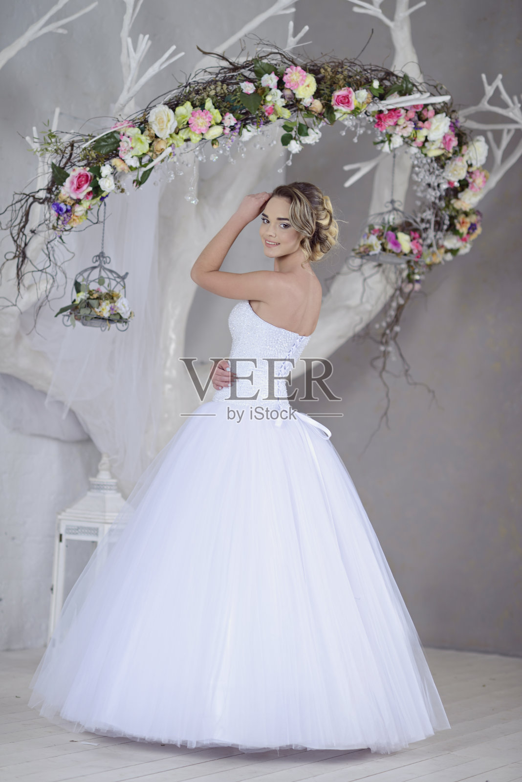 美丽的新娘穿着新娘礼服在室内照片摄影图片