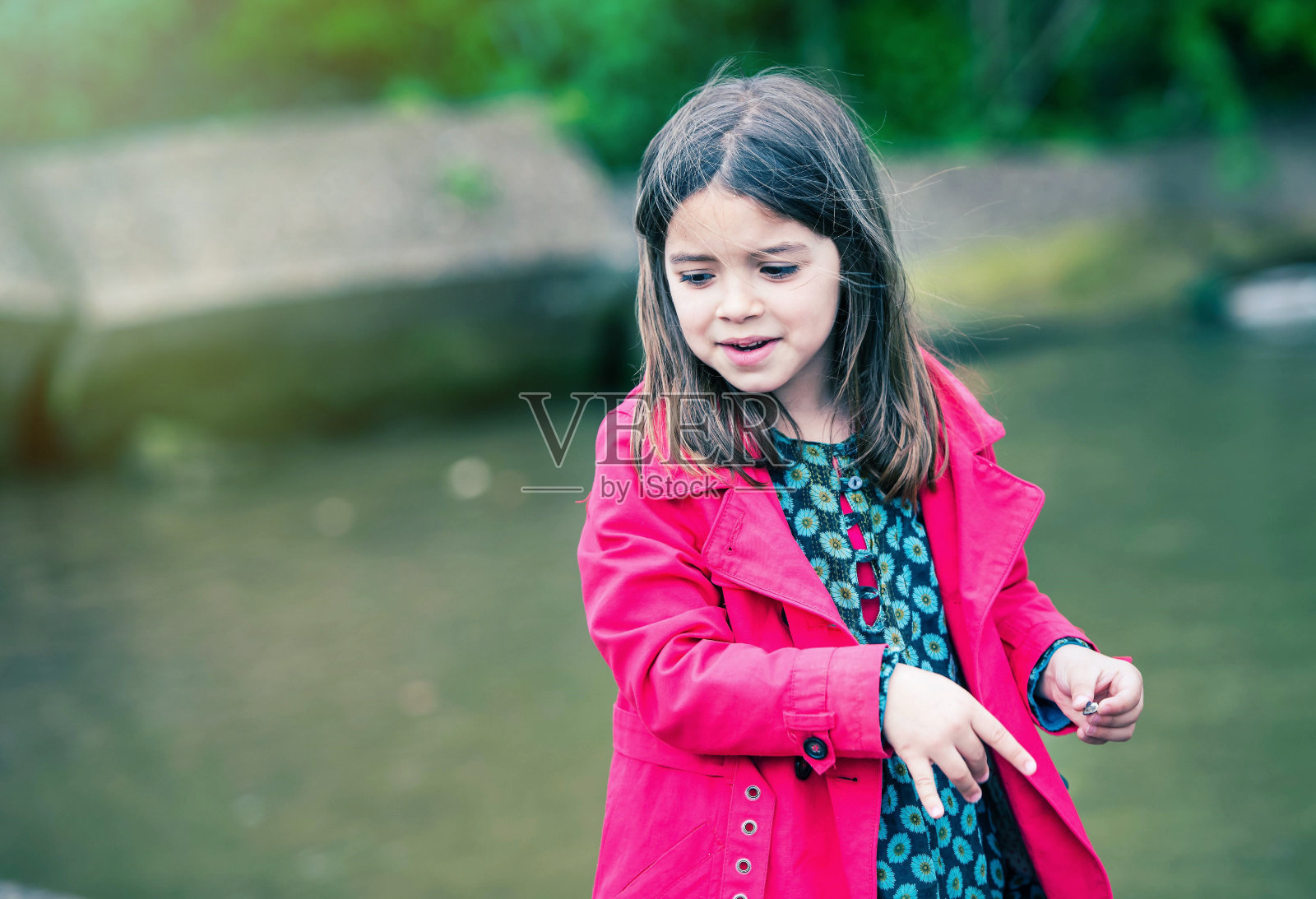 漂亮的小女孩在水边玩耍照片摄影图片