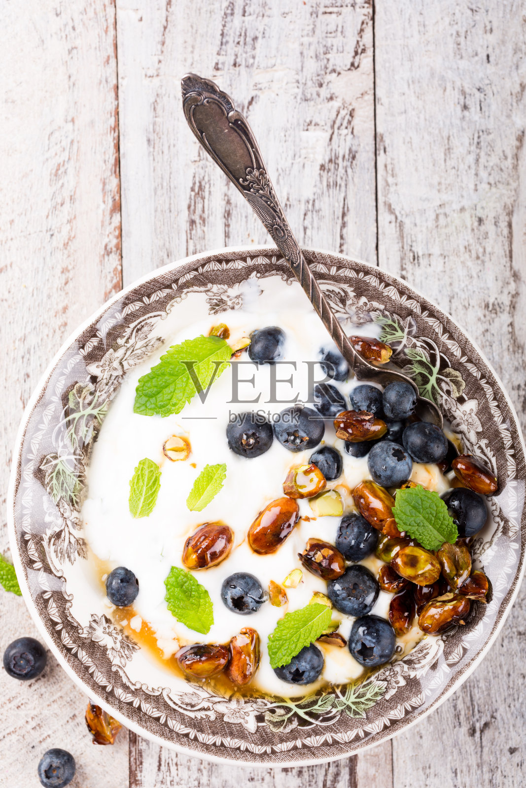 夸克配蓝莓，开心果和薄荷照片摄影图片