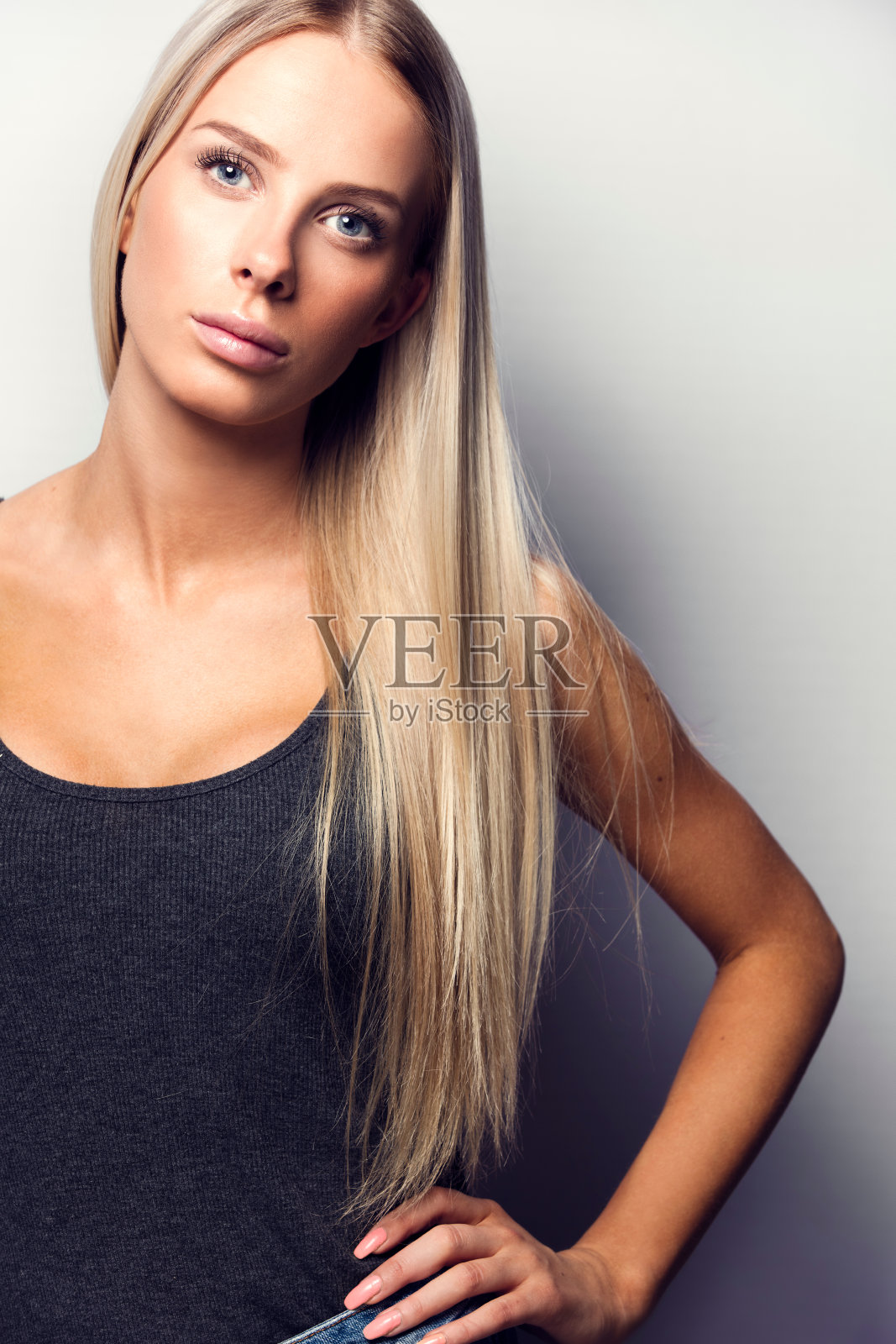 随意和自信的金发女模特照片摄影图片