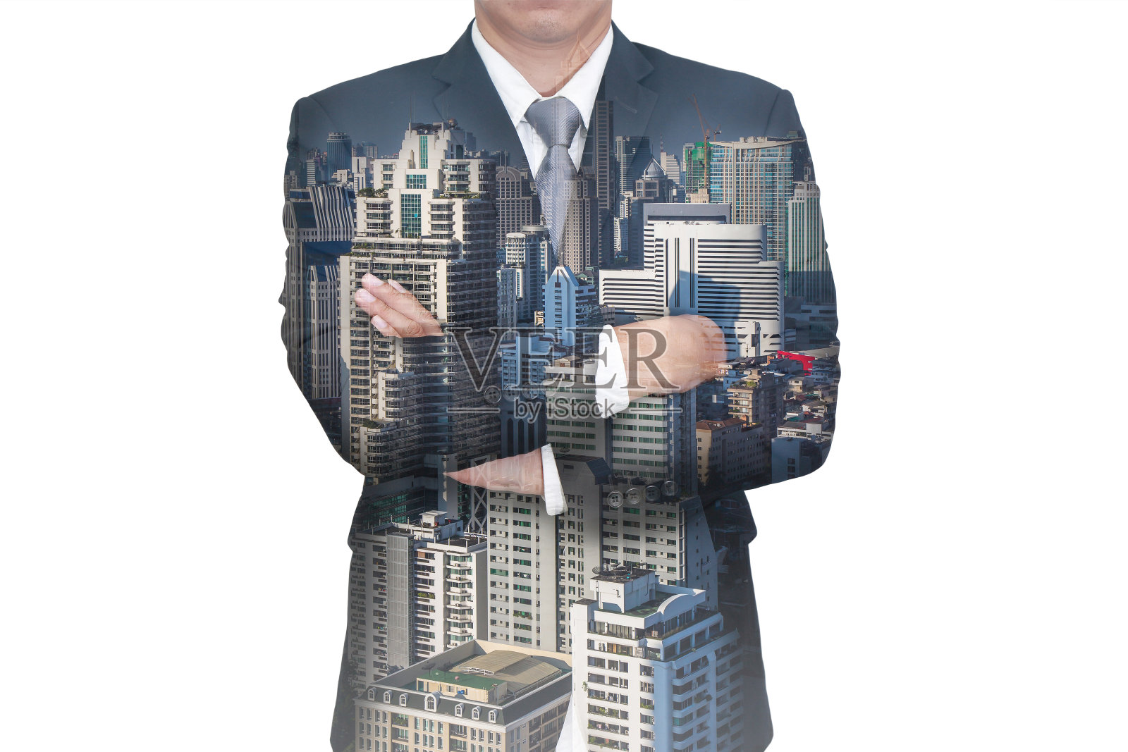 商人双臂交叉的双重曝光，白色背景上的城市景观照片摄影图片