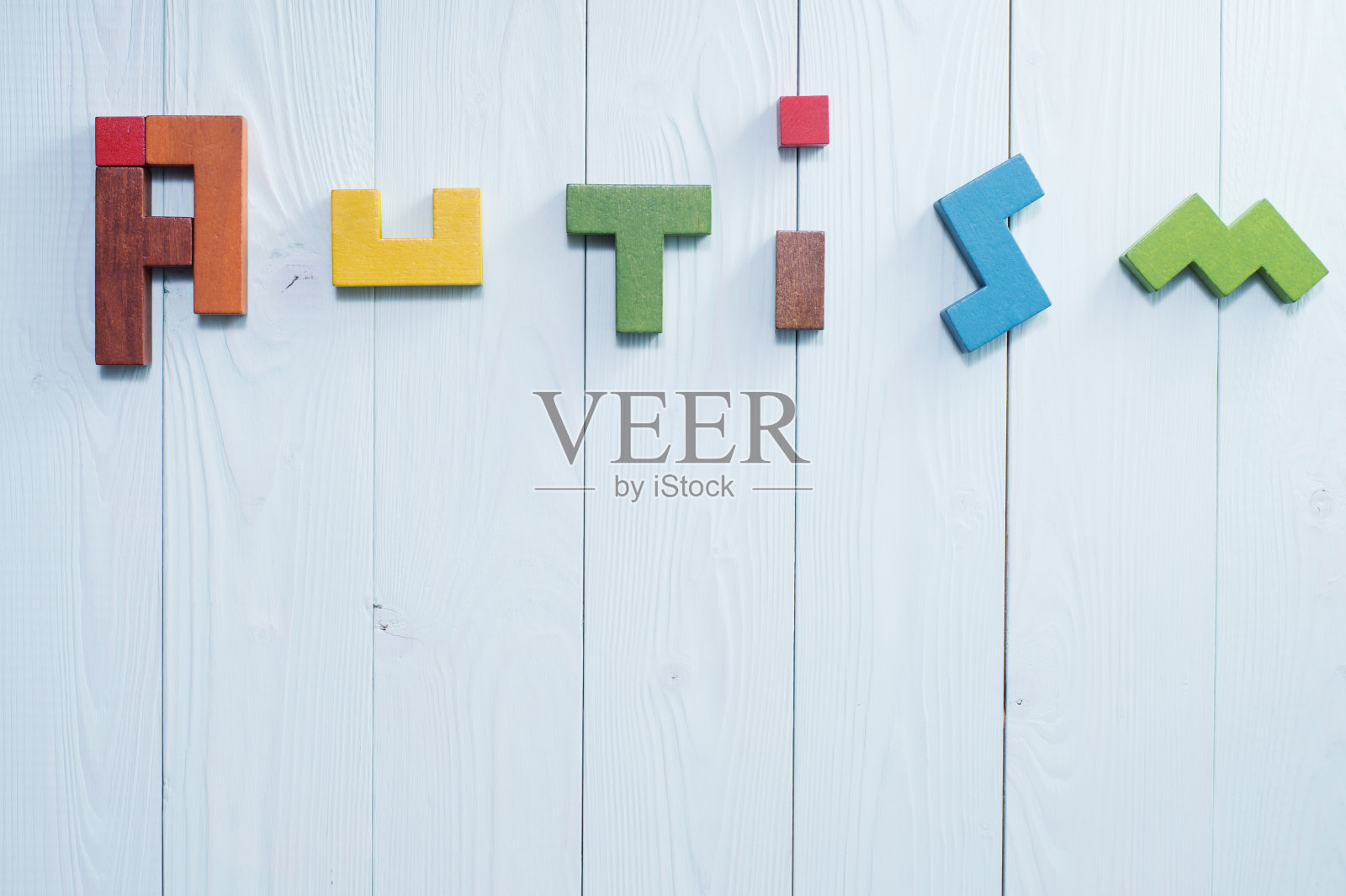 彩色木质积木搭建的自闭症文字照片摄影图片