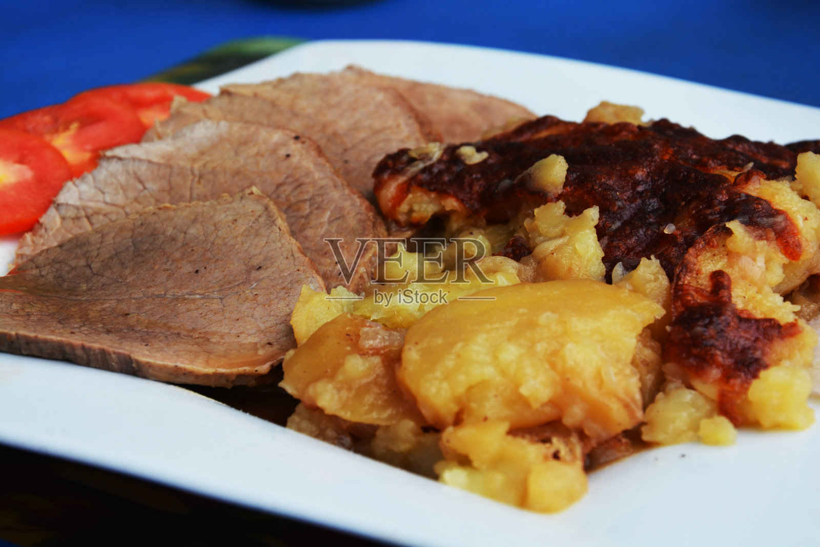 烤肉配土豆照片摄影图片