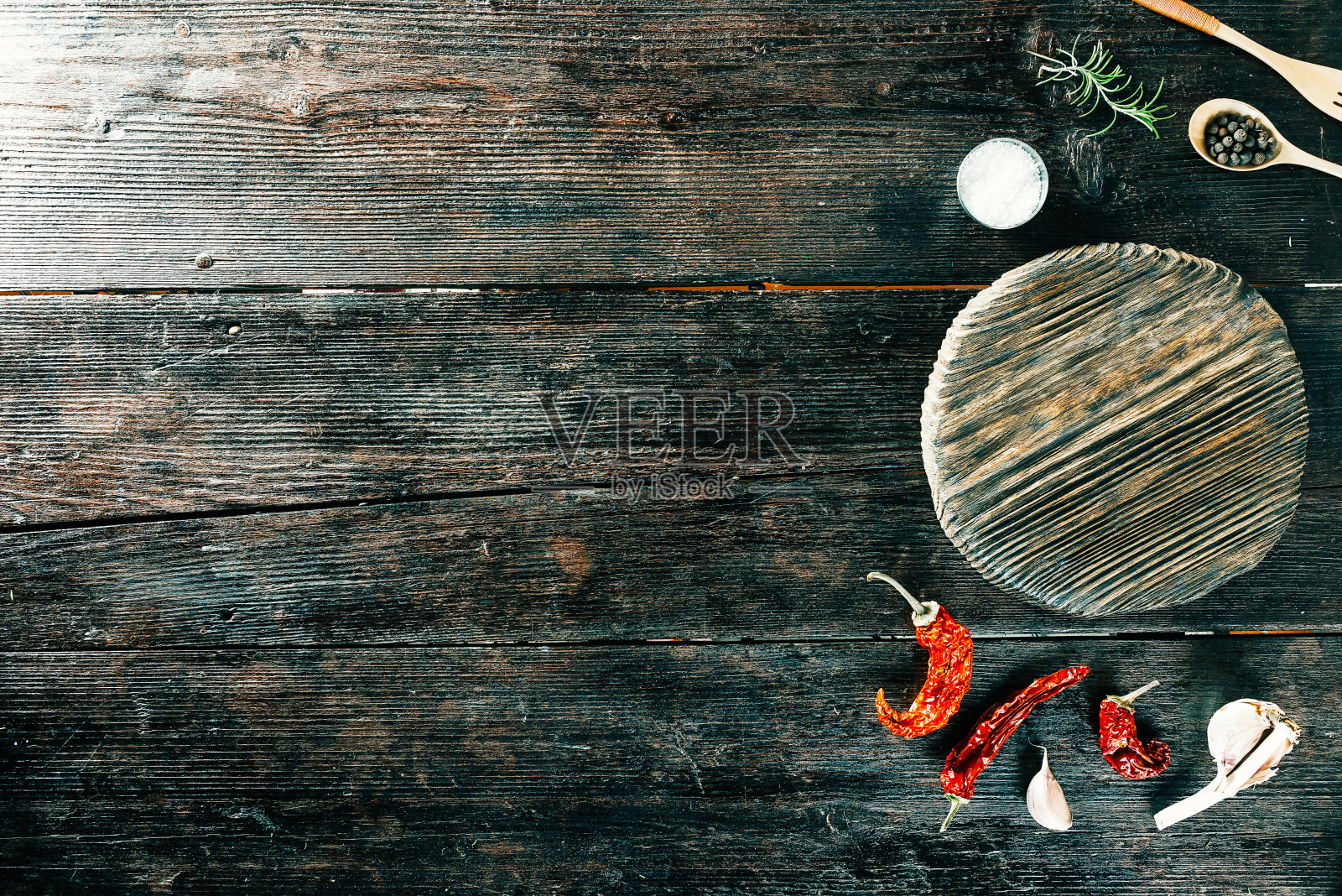 木板上的香料和调味品照片摄影图片