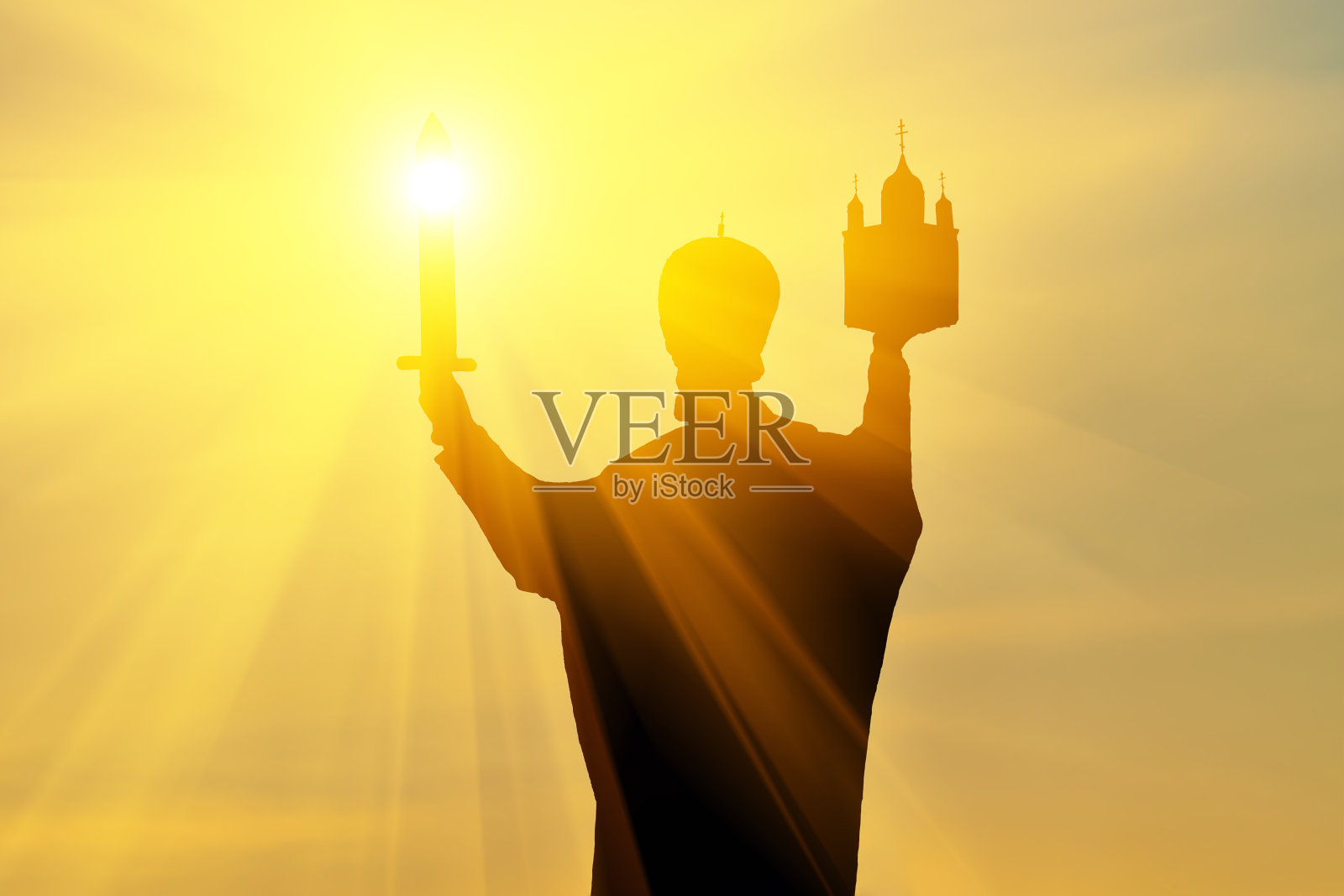 日落时分，尼古拉斯奇迹工作者纪念碑的剪影。俄罗斯加里宁格勒照片摄影图片