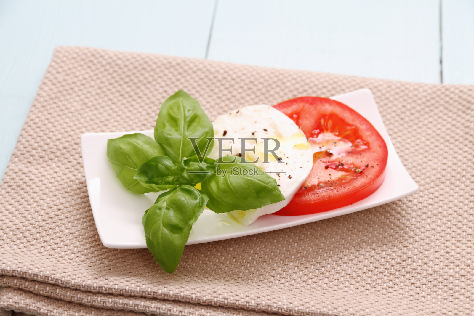罗勒叶，马苏里拉奶酪和番茄照片摄影图片