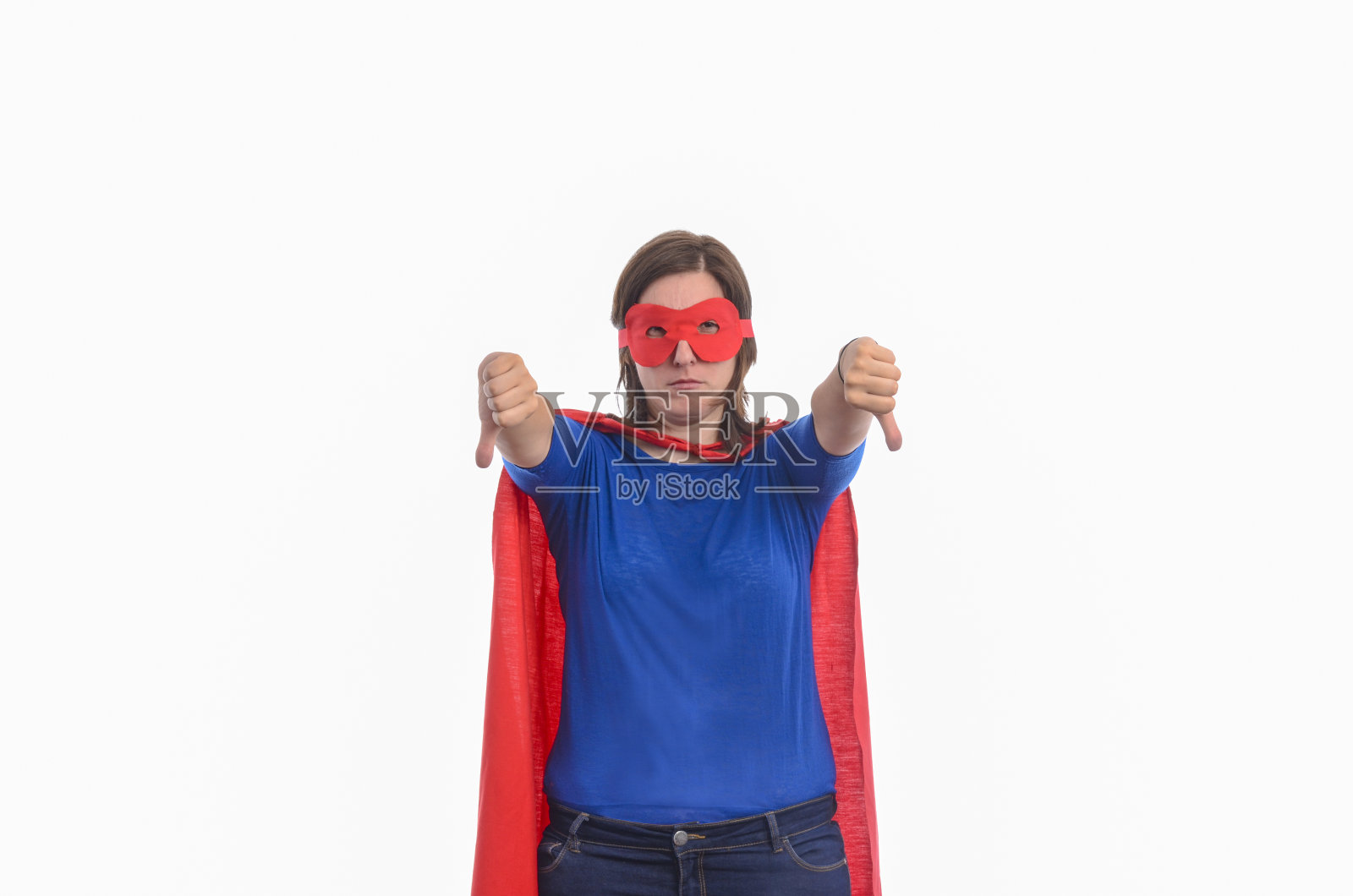 穿着红斗篷的女超人。照片摄影图片