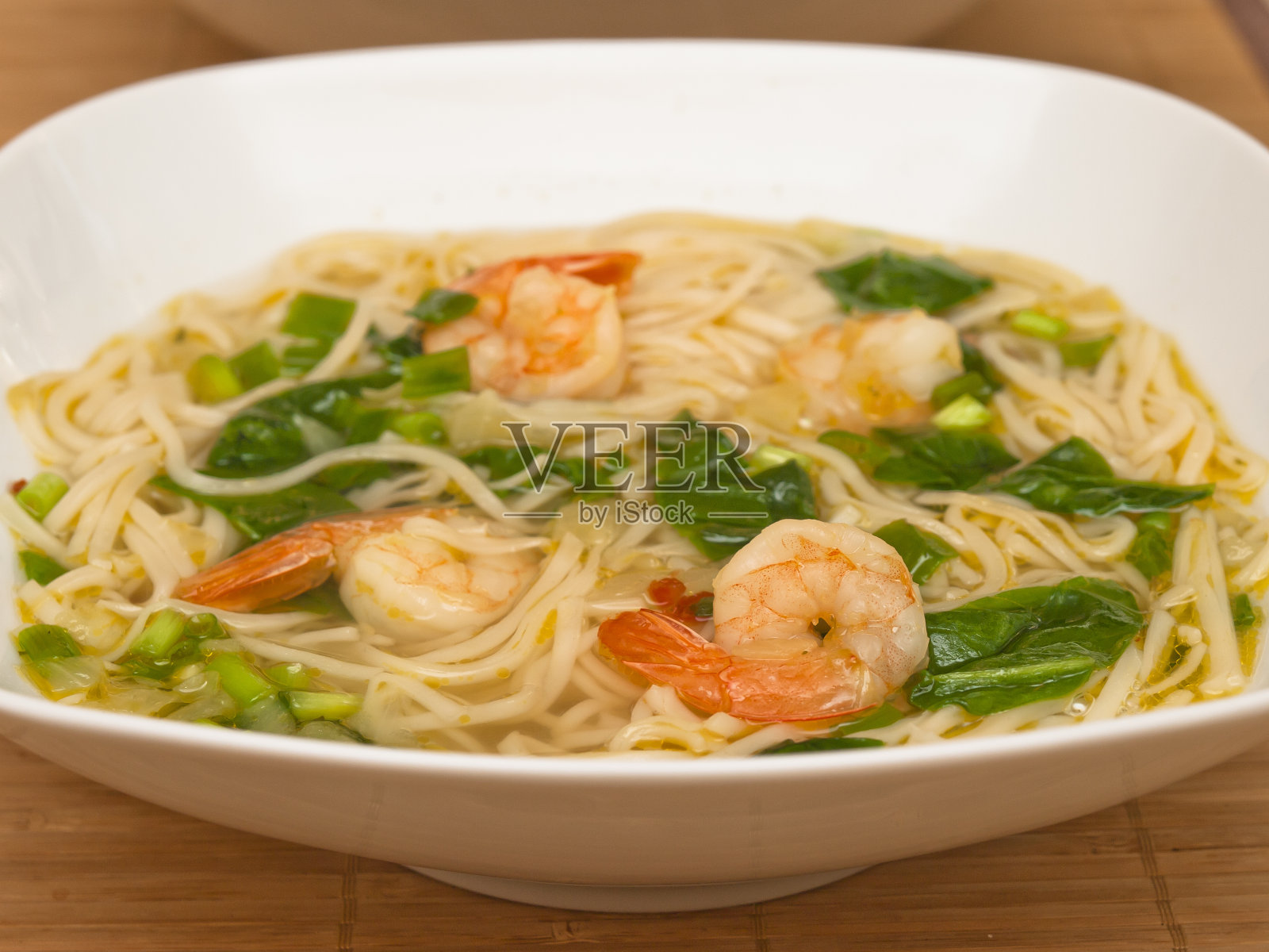 虾仁面汤照片摄影图片