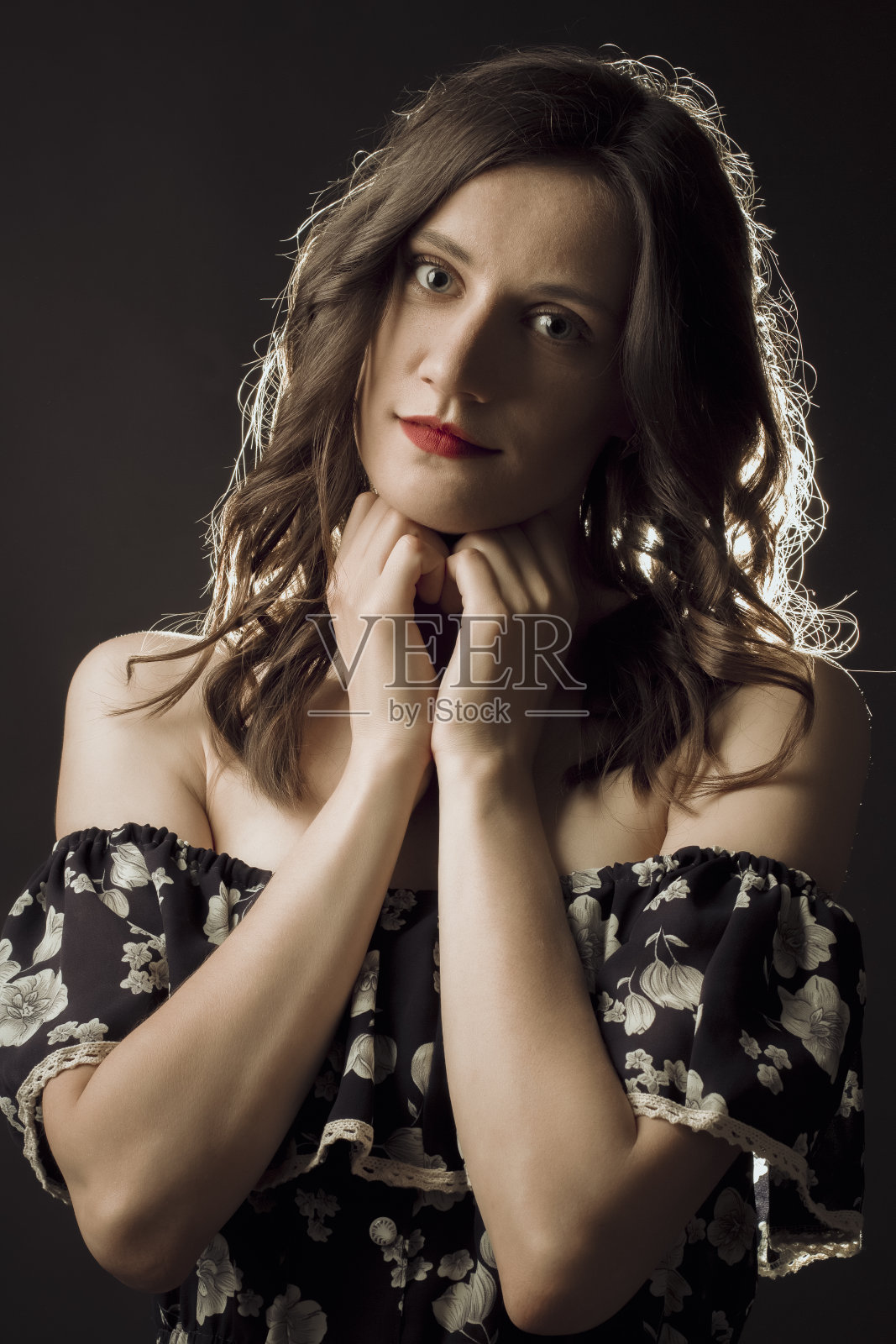 可爱的黑发裸肩模特照片摄影图片
