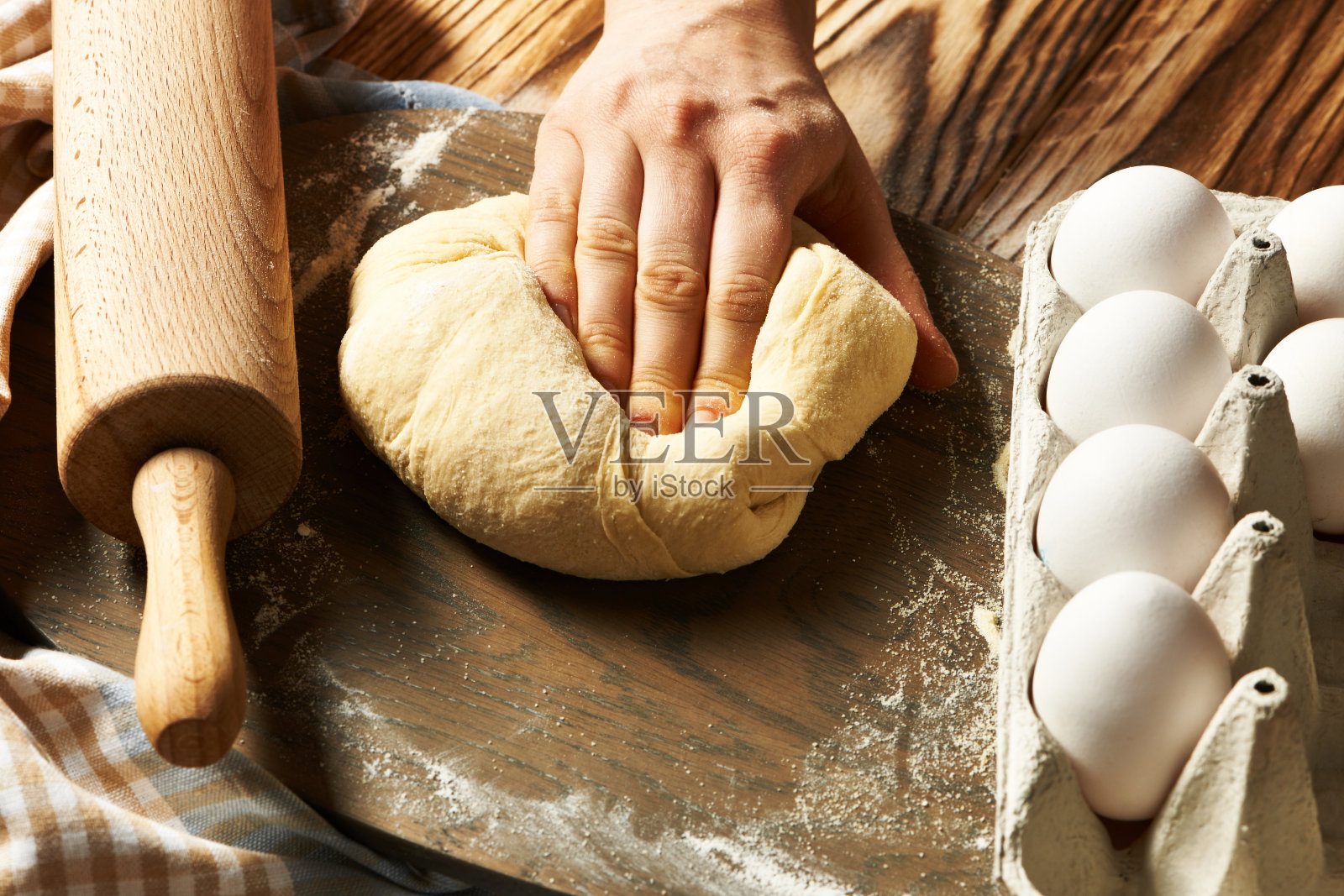 女性的手揉面照片摄影图片