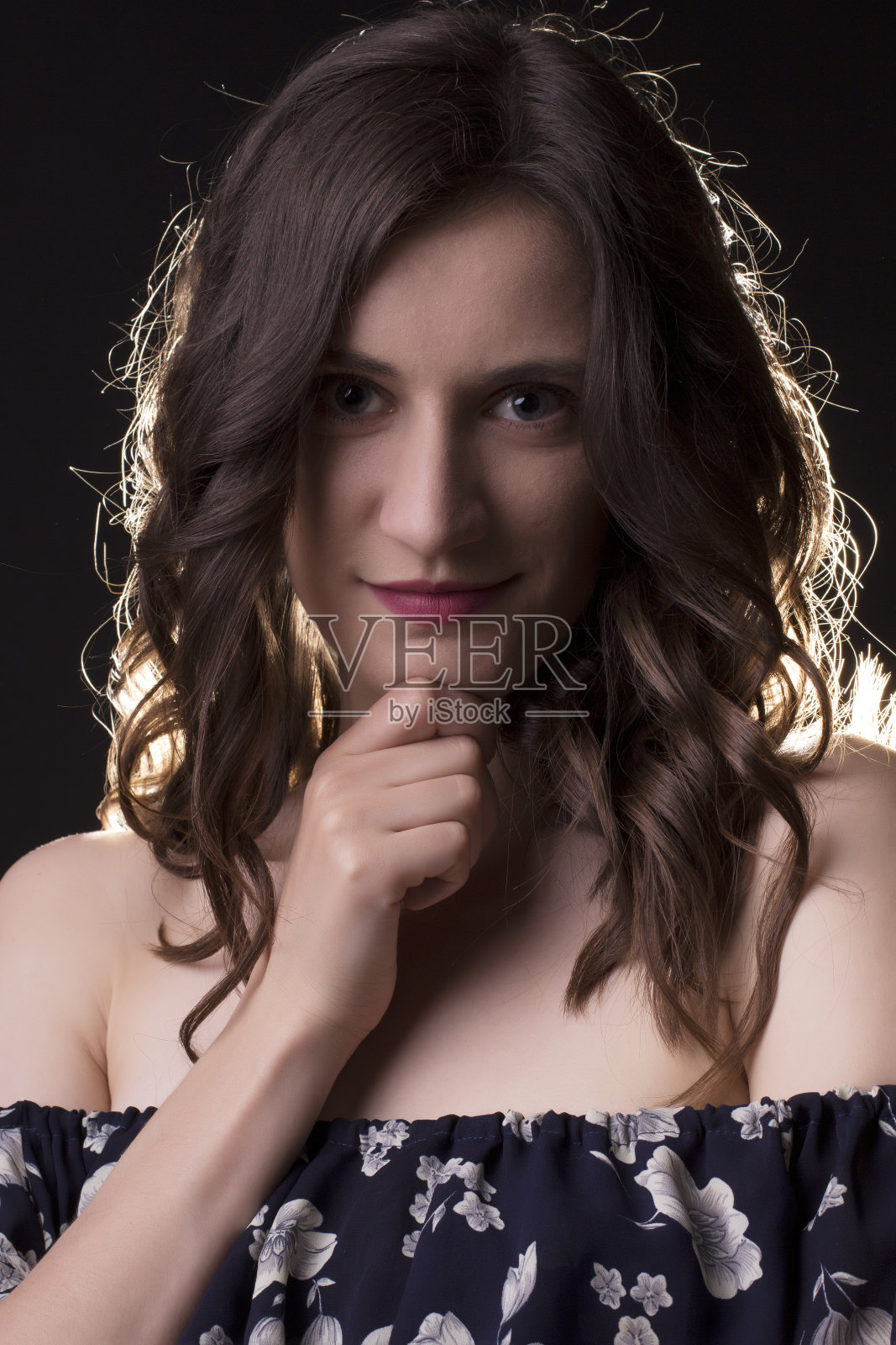 特写肖像的黑发模特赤裸的肩膀照片摄影图片