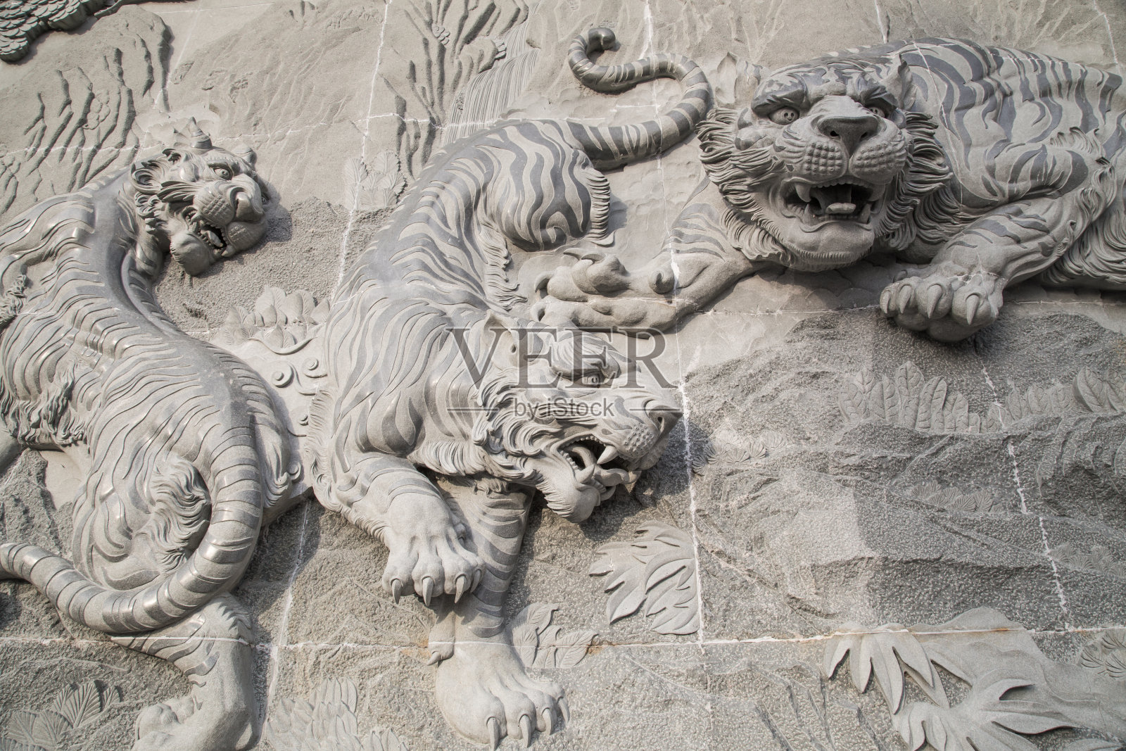 中国寺庙的石雕与虎斗照片摄影图片