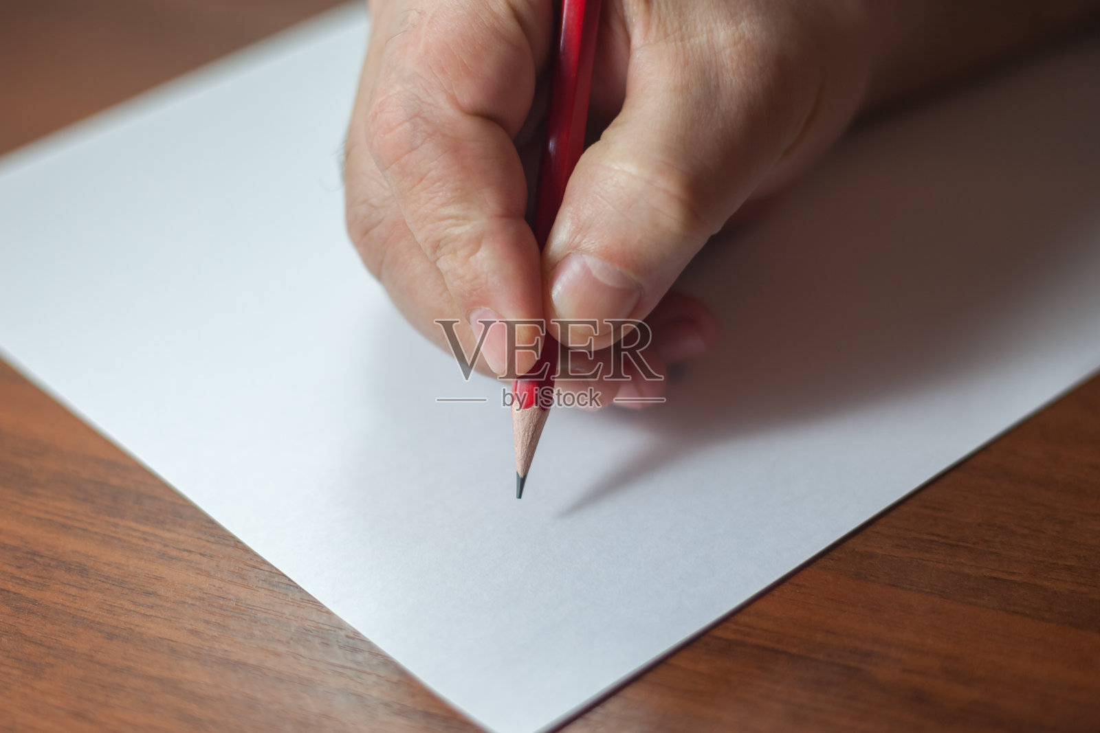 一个人写信的近照照片摄影图片