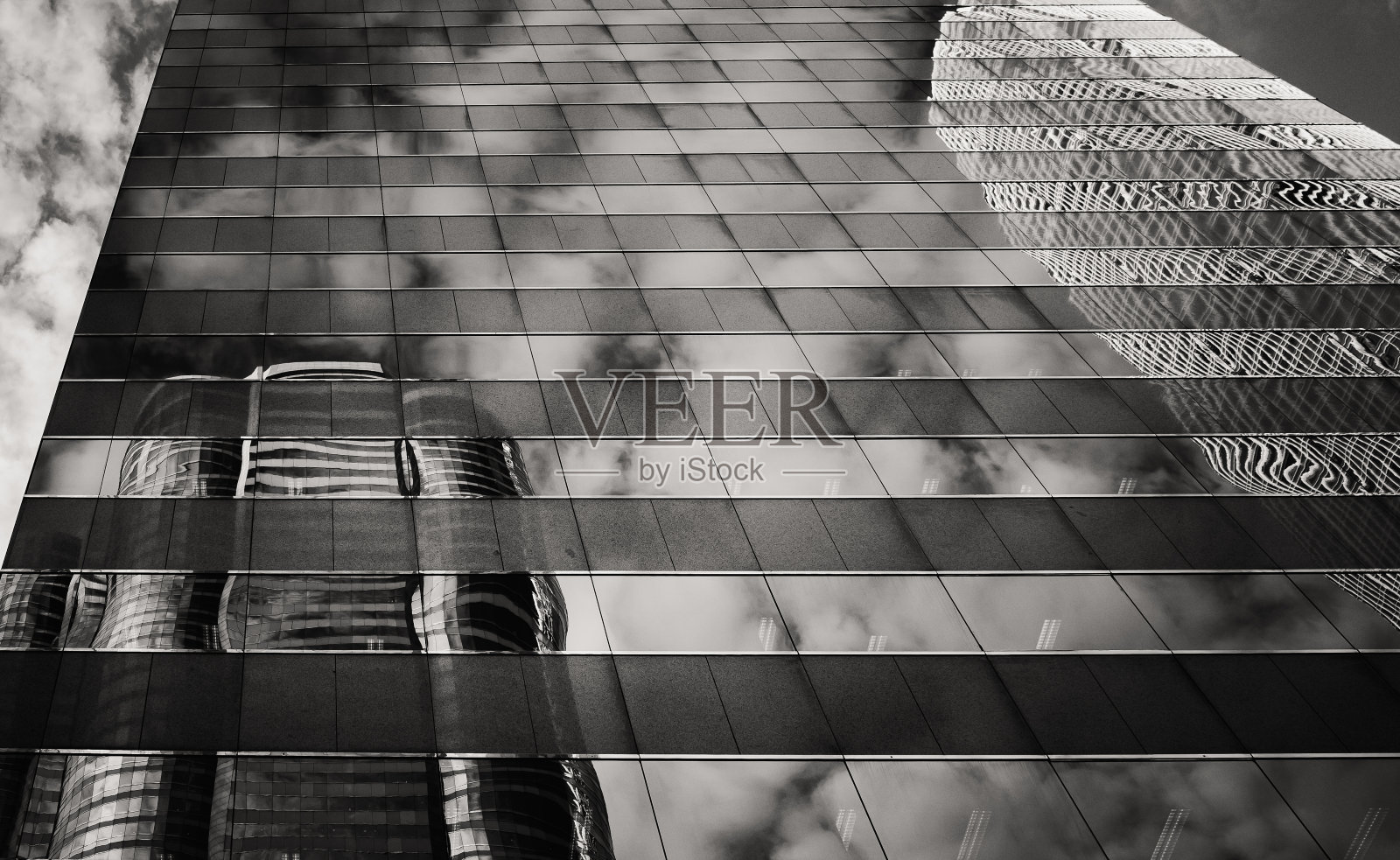 办公大楼以B&W的颜色一直延伸到天空照片摄影图片