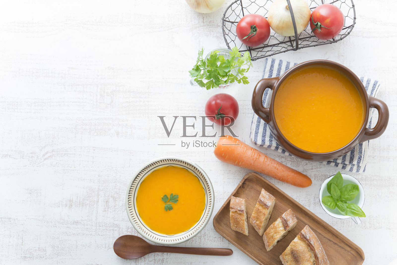 南瓜汤，蔬菜和面包照片摄影图片