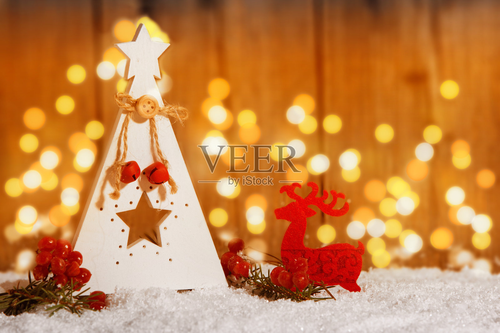 雪中有星星的小木制圣诞树照片摄影图片